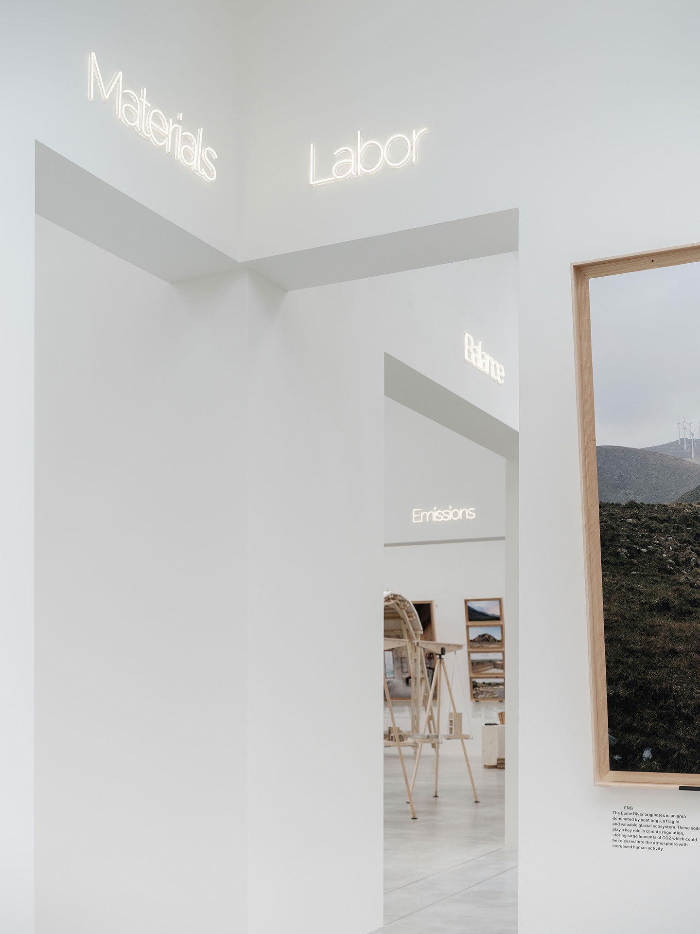 Neben die Themen Energie, Material, Abfall und Emissionen integrierten die Kuratoren auch «Arbeit» und unterstreichen damit ihren holistischen Ansatz.