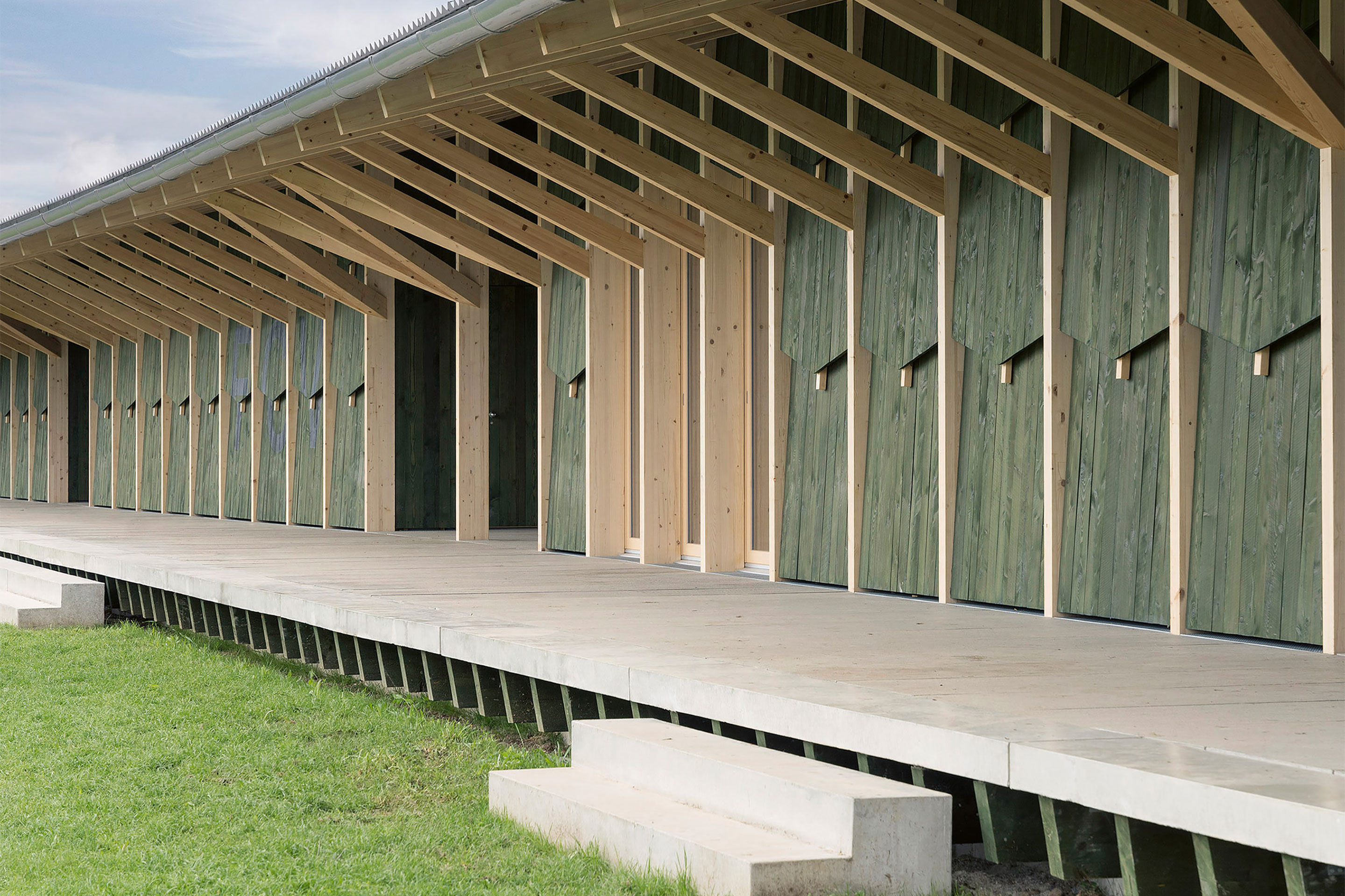 Die Fassaden sind mit Lärchenholzplatten verkleidet, die von Bäumen stammen, die in Daillens gefällt wurden.