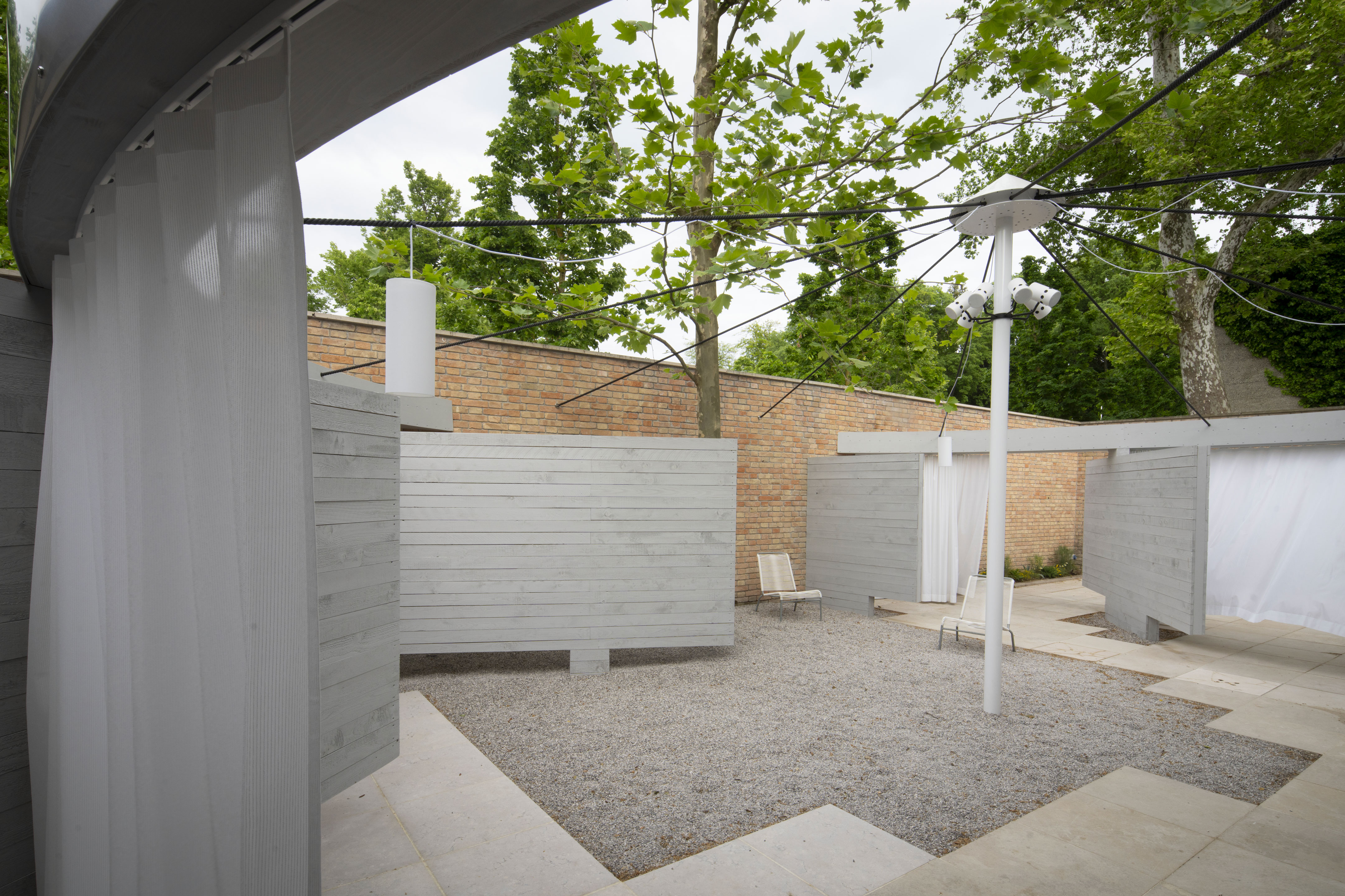 Installation view of «Endgültige Form wird von der Architektin am Bau bestimmt.» curated by Elena Chiavi, Kathrin Füglister, Amy Perkins, Axelle Stiefel and Myriam Uzor at the Pavilion of Switzerland at the Biennale Architettura 2025.