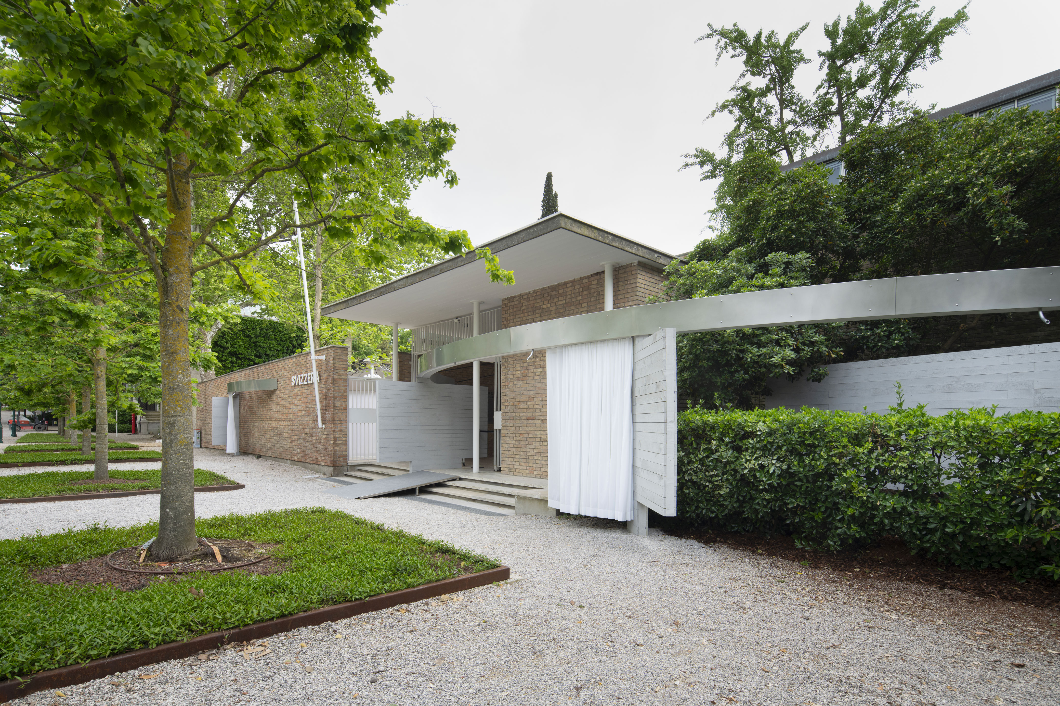 Installation view of «Endgültige Form wird von der Architektin am Bau bestimmt.» curated by Elena Chiavi, Kathrin Füglister, Amy Perkins, Axelle Stiefel and Myriam Uzor at the Pavilion of Switzerland at the Biennale Architettura 2025.