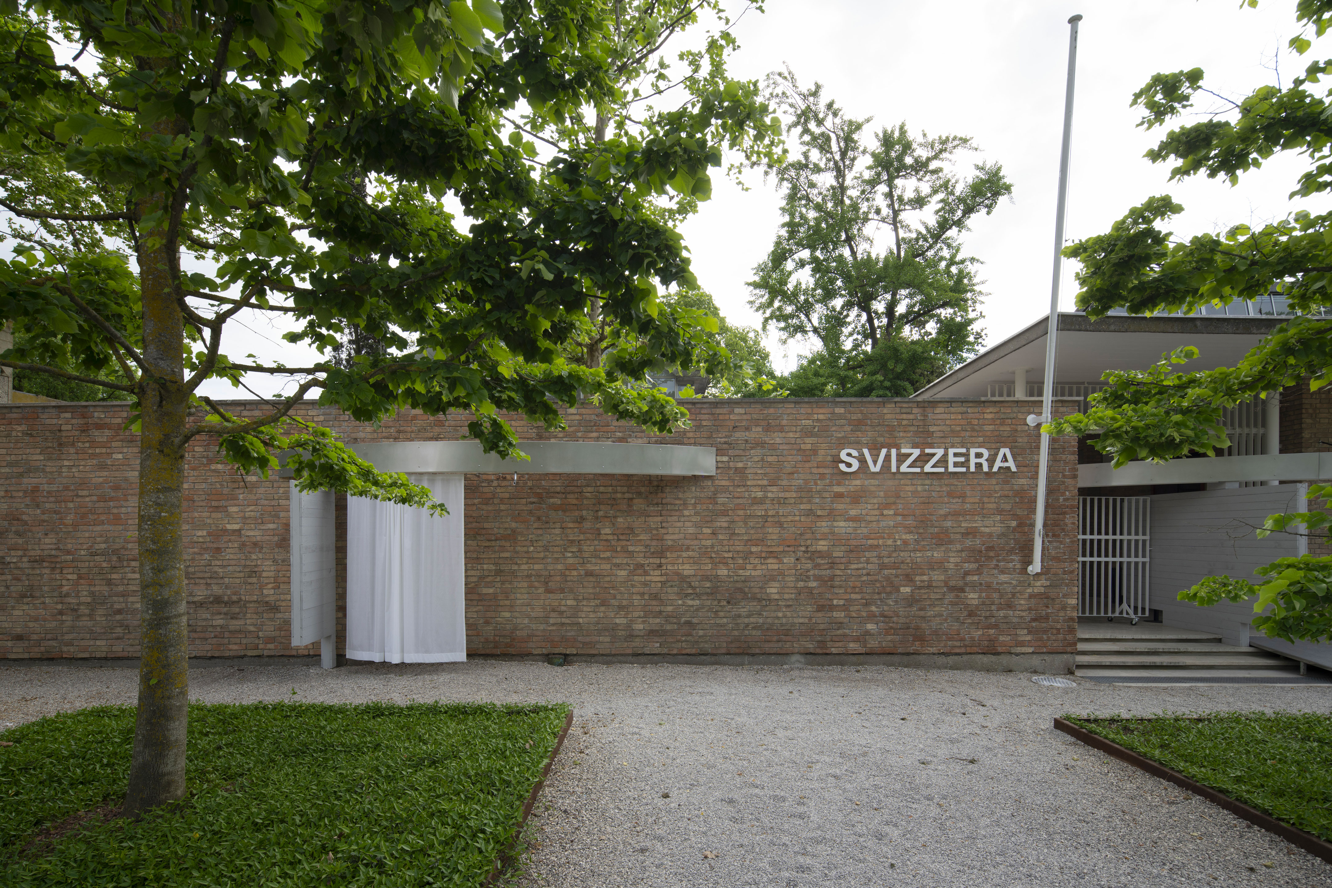 Installation view of «Endgültige Form wird von der Architektin am Bau bestimmt.» curated by Elena Chiavi, Kathrin Füglister, Amy Perkins, Axelle Stiefel and Myriam Uzor at the Pavilion of Switzerland at the Biennale Architettura 2025.