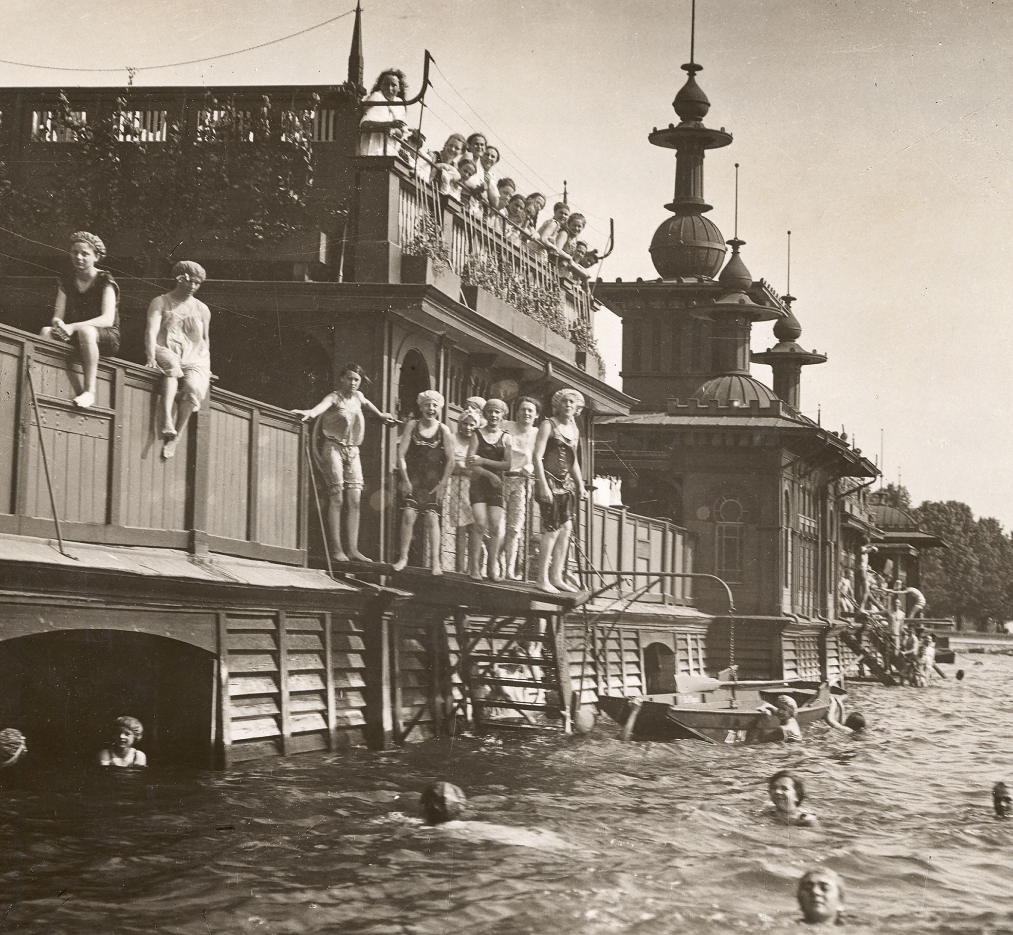 Der Badepalast Utoquai mit Türmchen und Pflanzen auf dem Dach, ca. 1920.