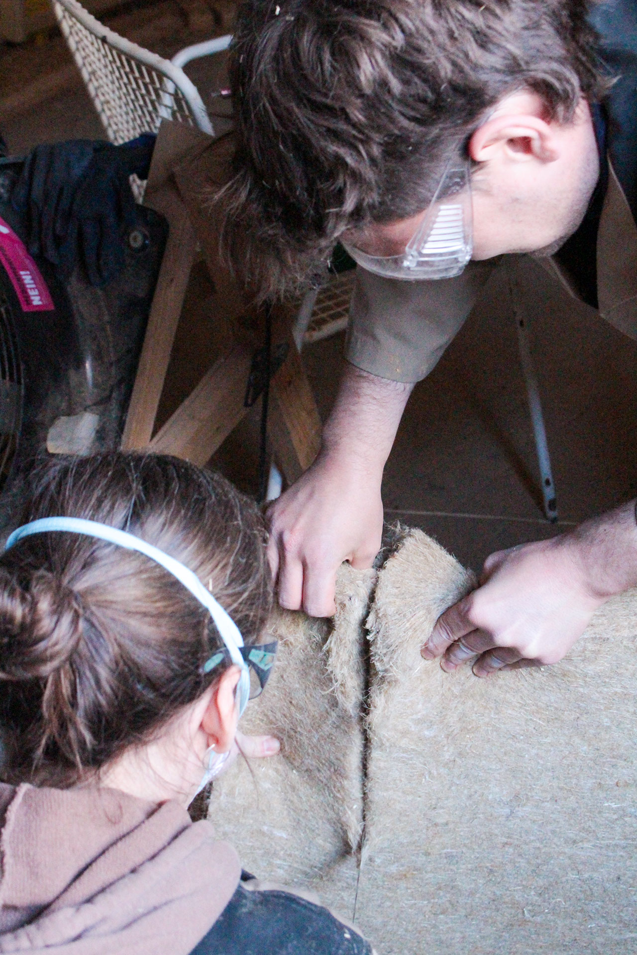 Die Dachschrägen des Labörs wurden mit Naturfasern gedämmt; hier eine Gramitherm-Dämmplatte aus Grasfasern.