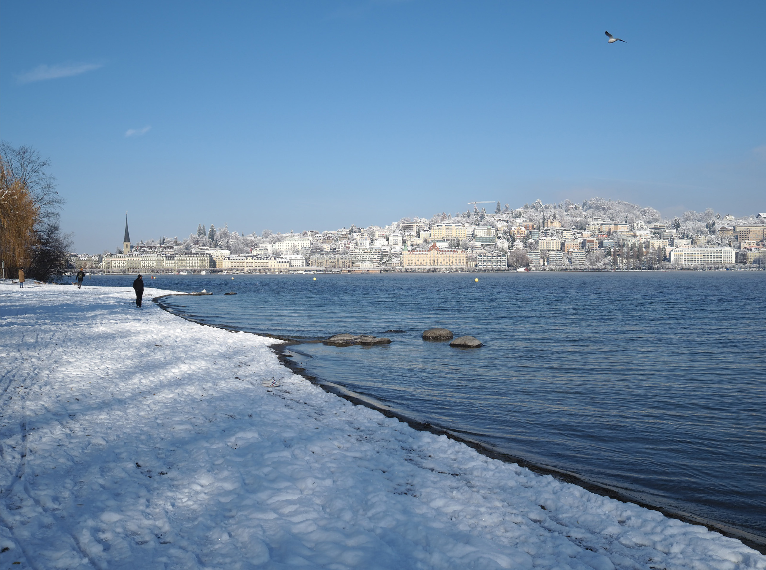 Sandstrand Ufschötti mit Blick auf Schaufassade am rechten Seeufer