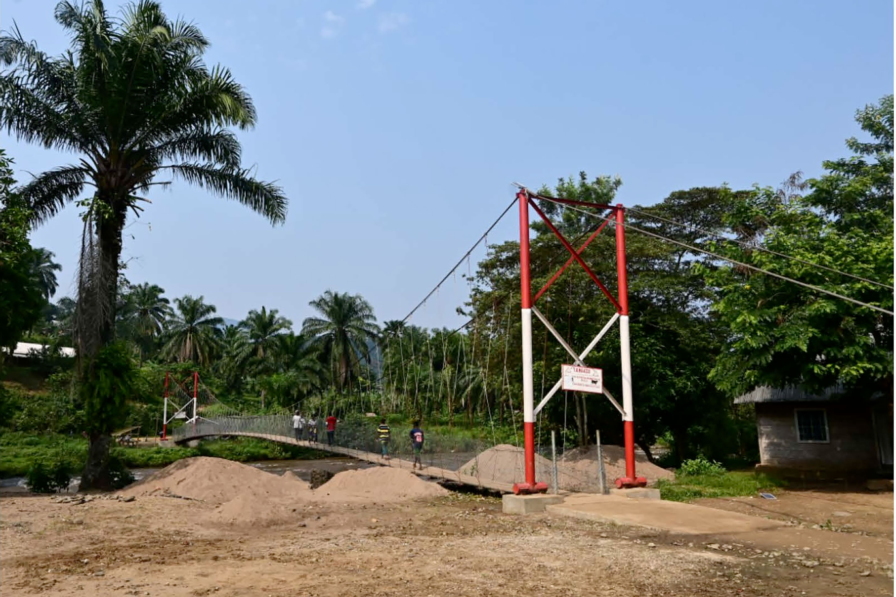 Fertige Fussgänger-Hängebrücke in Pinga (Demokratische Republik Kongo).