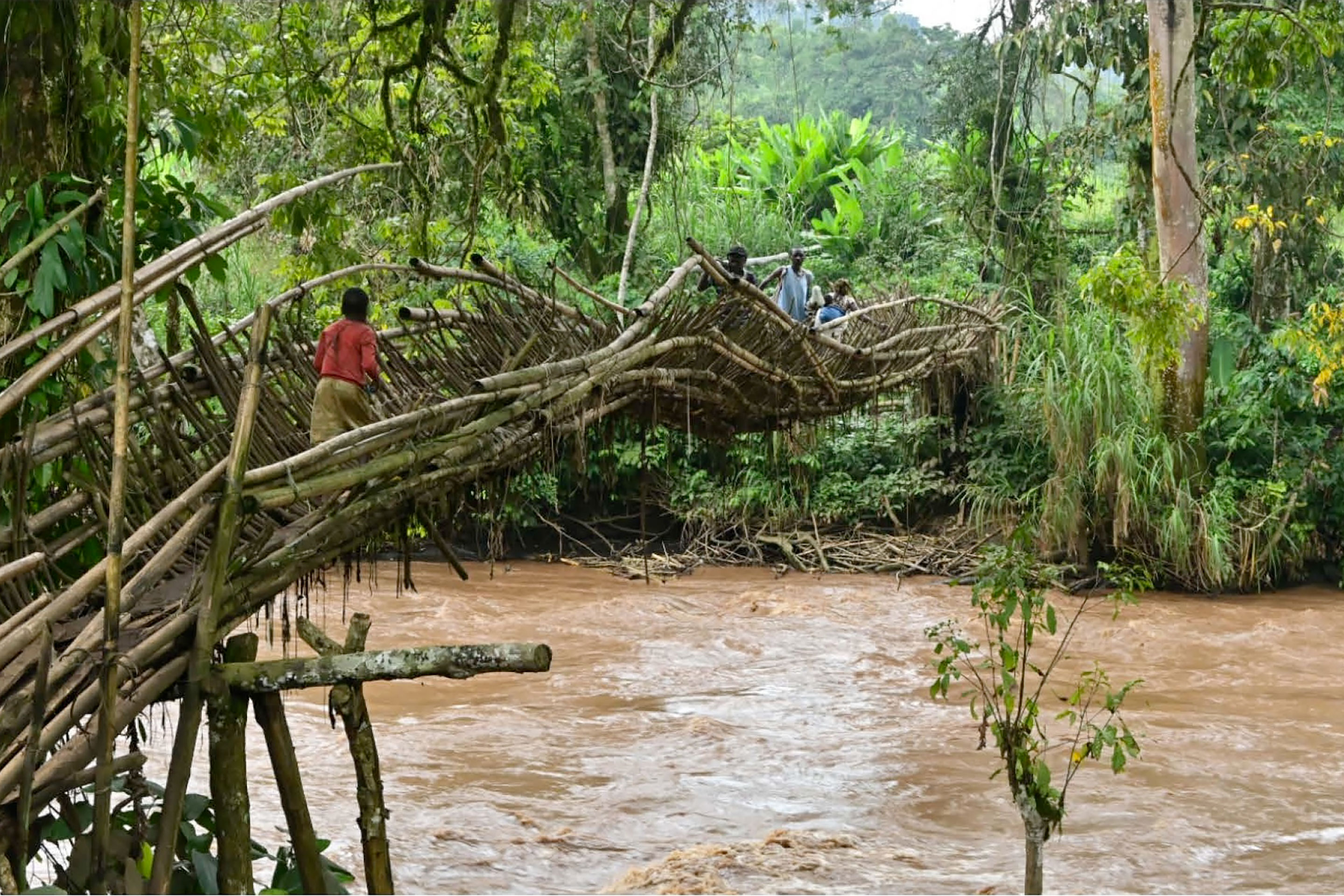 Improvisierte Querung über den Osso-Fluss in Lukweti (zwei Wochen nach Aufnahme des Fotos eingestürzt).