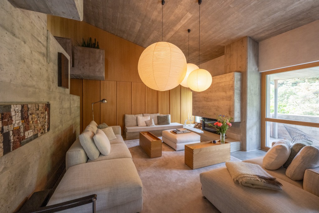 Das Wohnhaus von Paul Morisod, Jean Kyburz und Edouard Furrer, 1966 , Sion, lebt durch den raumprägenden Sichtbeton. Sanierung von der Innenarchitektin Joane Chopard, Lausanne zusammen mit Savioz Fabrizzi Architectes, Sion.