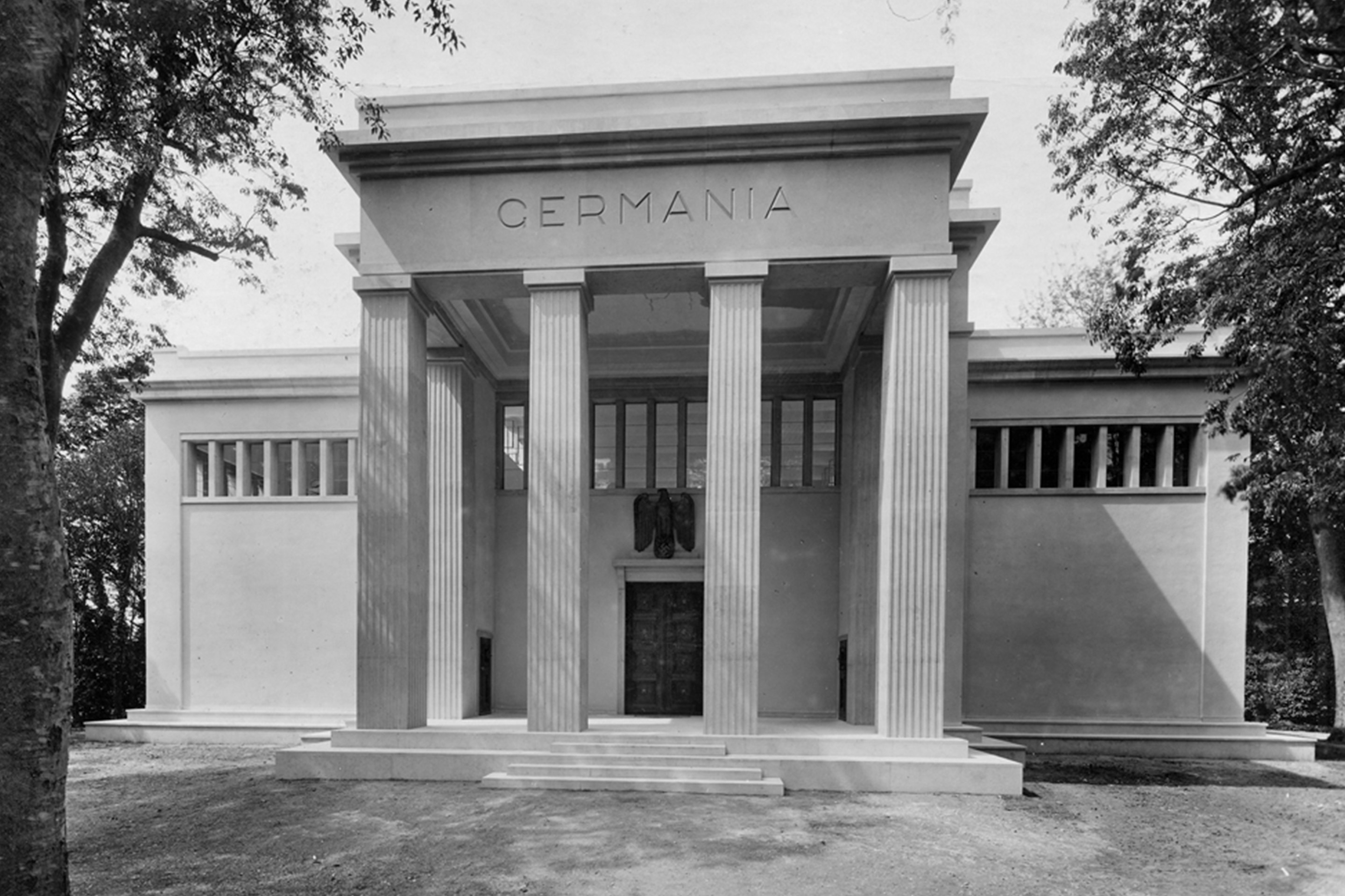 Frontfassade des Deutschen Pavillons nach dem Umbau durch Ernst Haiger 1938.