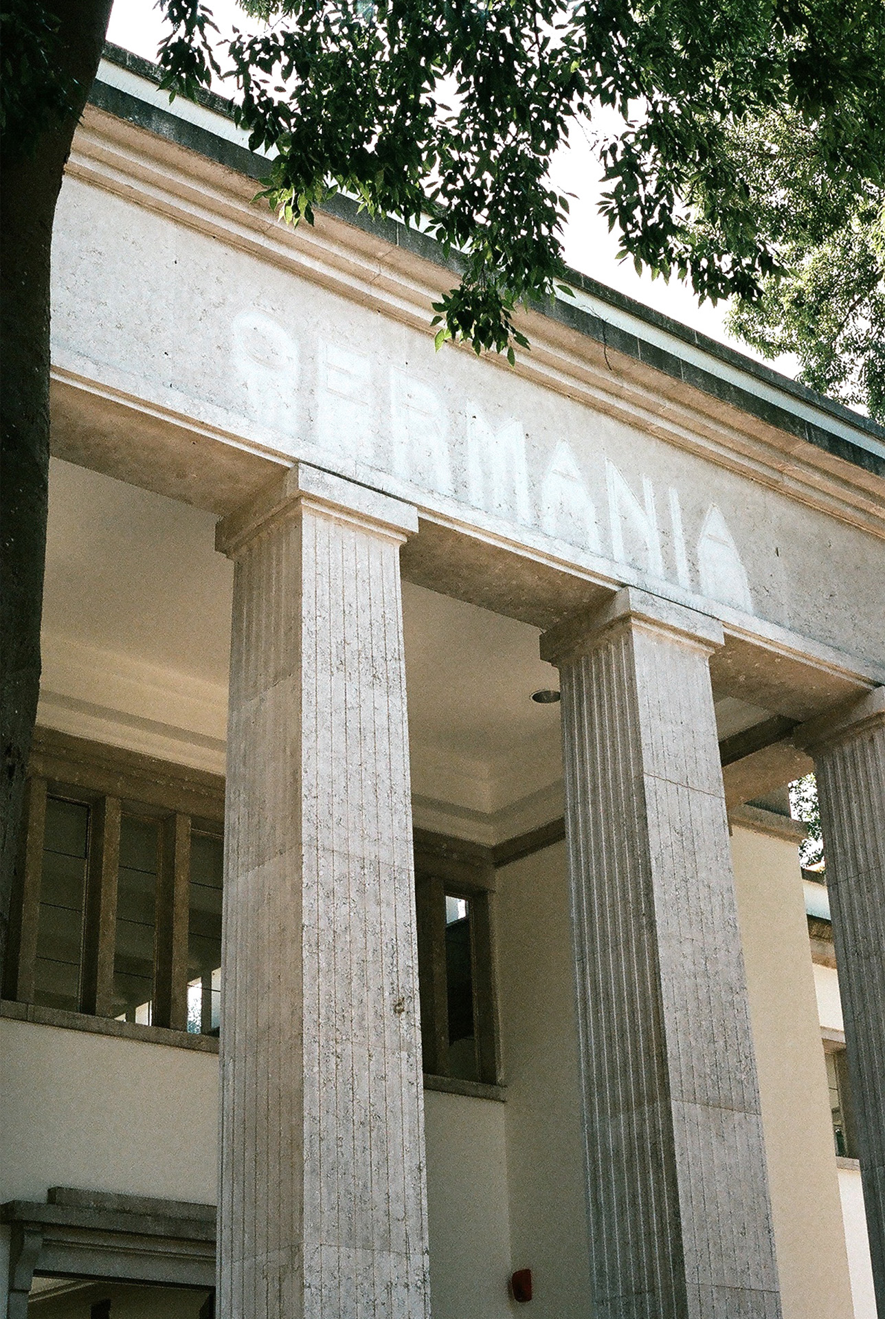 Germania-Schriftzug an der Frontfassade des Deutschen Pavillons.