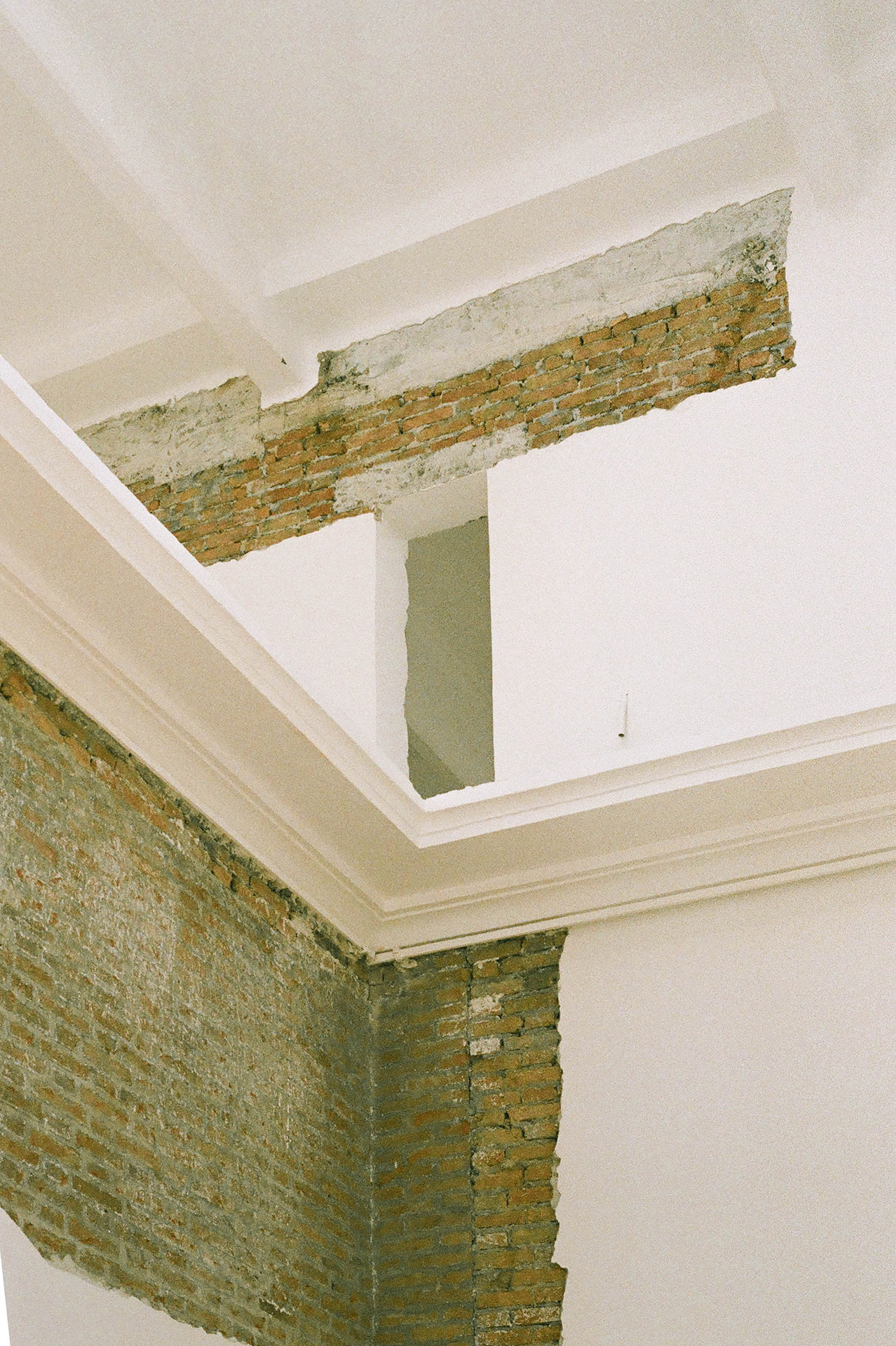 Innenraum des Deutschen Pavillons mit der Intervention von Maria Eichhorn 2022,