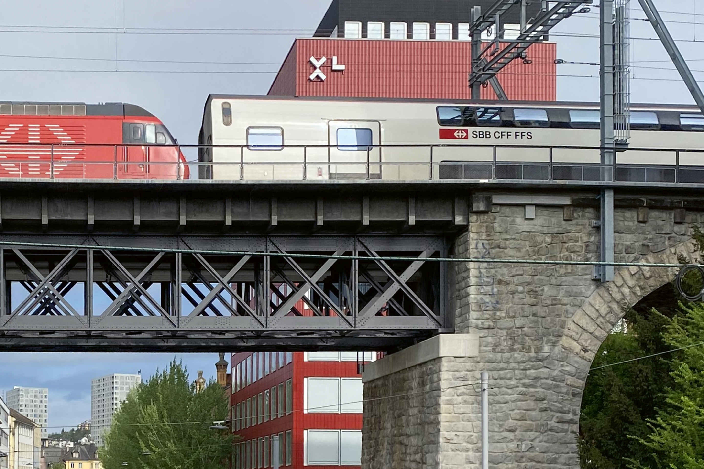 Zug auf Wipkinger Viadukt UHFB Instandsetzung