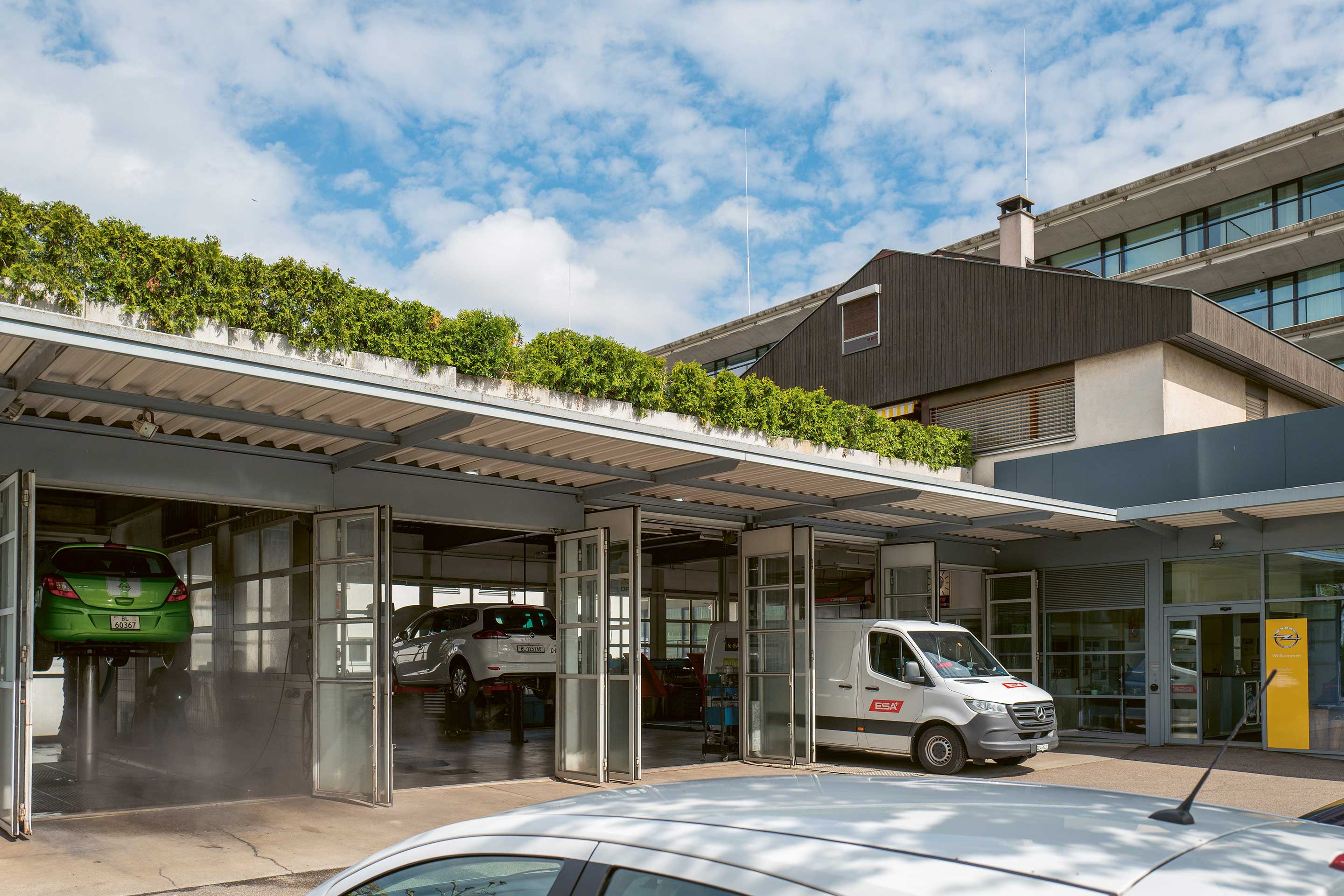 Neben lokalen Kleinunternehmen gibt es im Gewerbegebiet Bachgraben einen Zulieferbetrieb für Backwaren und Sporthallen, die das Gebiet auch zu Randzeiten etwas beleben.