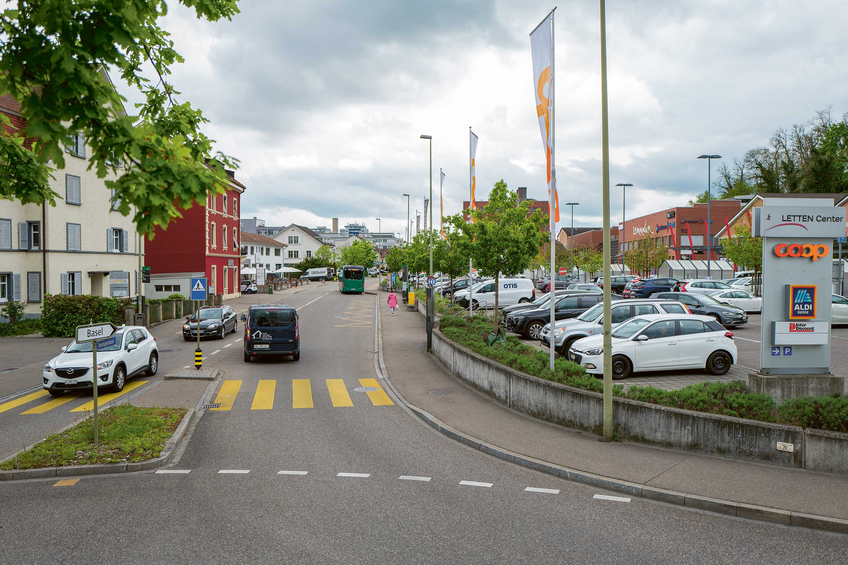 Das Gebiet rund um die Binningerstrasse wird sich zu einem attraktiven Mischgebiet mit Wohnen und Gewerbe entwickeln. Zusammen mit der Verlängerung der Tramlinie 8 ist die Aufwertung des Strassenraums mit einer Grünanlage geplant.
