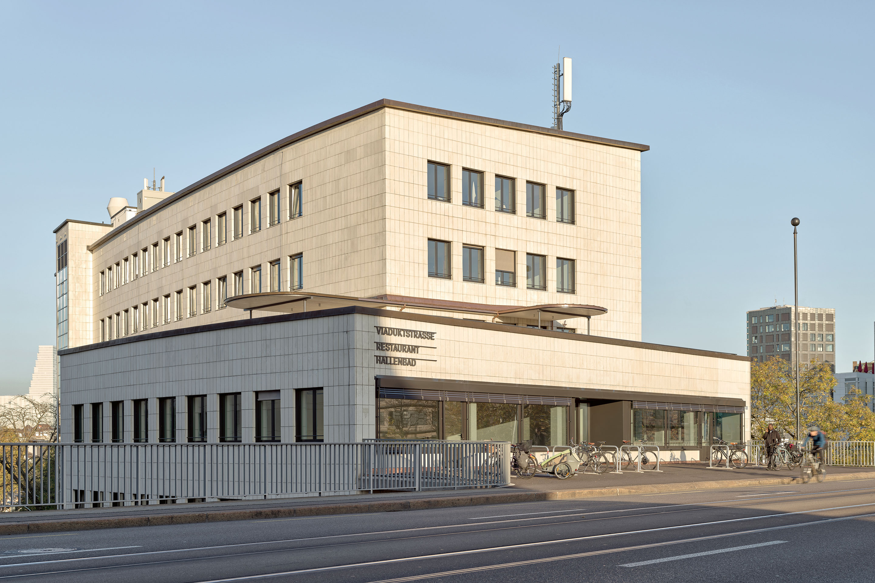 Hallenbad-Rialto-Basel-Eingang-Viadukt