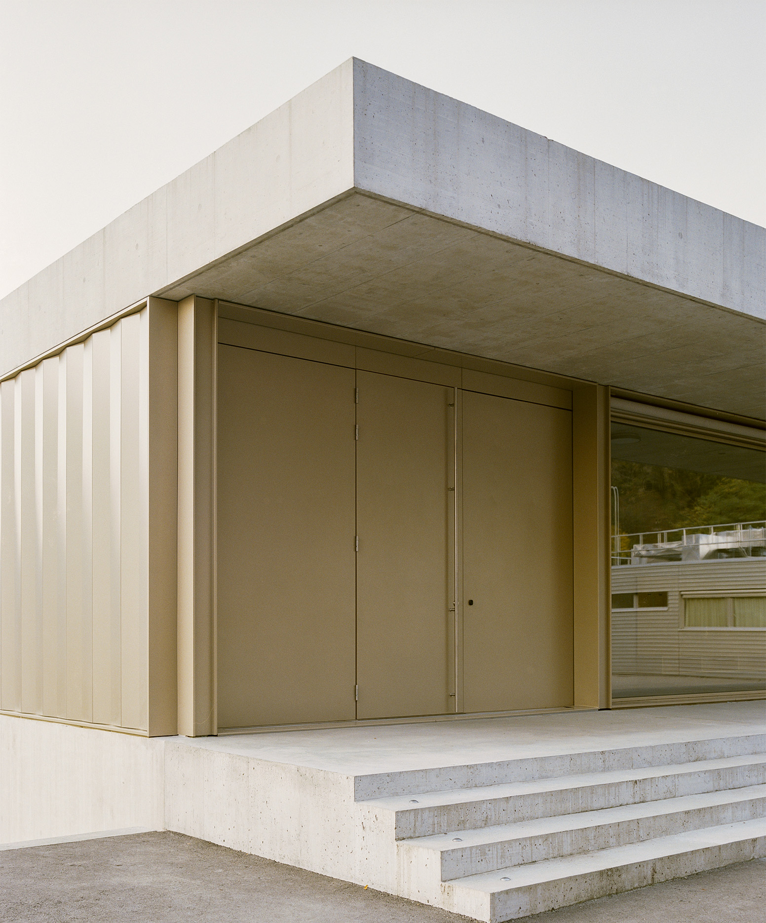 defining-horizon-inches-geleta-entrance