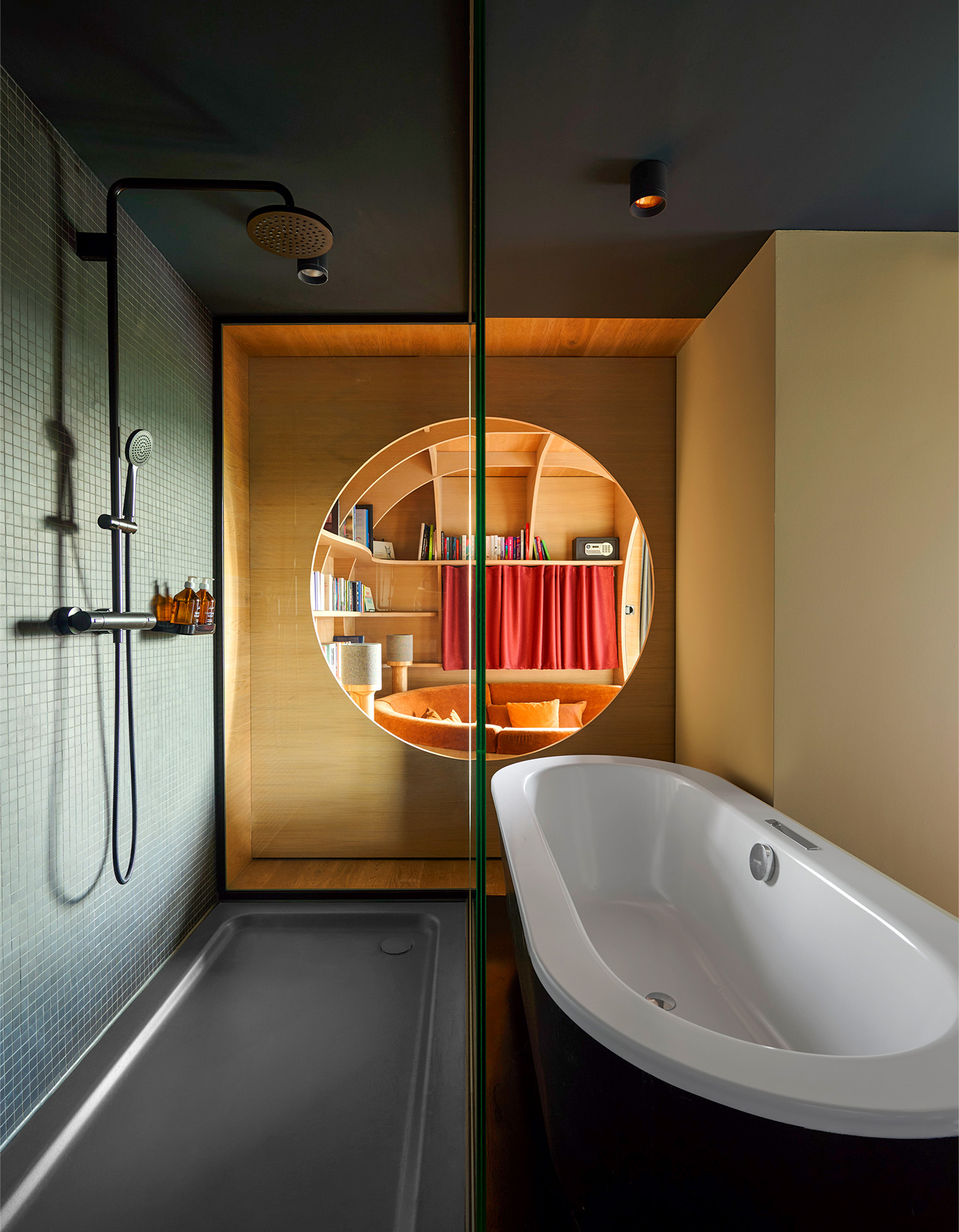 25hours Hotel Bikini Berlin, aufgefrischte Dusch- und Badewanne von Kaldewei,