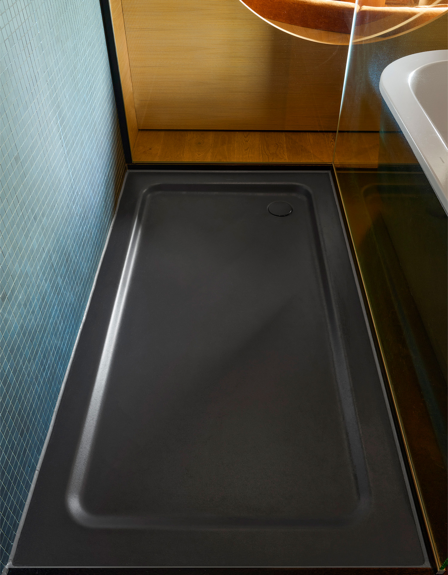 Elegantes Schwarz: Die alte Duschwanne wurde neu emailliert und wieder eingebaut.