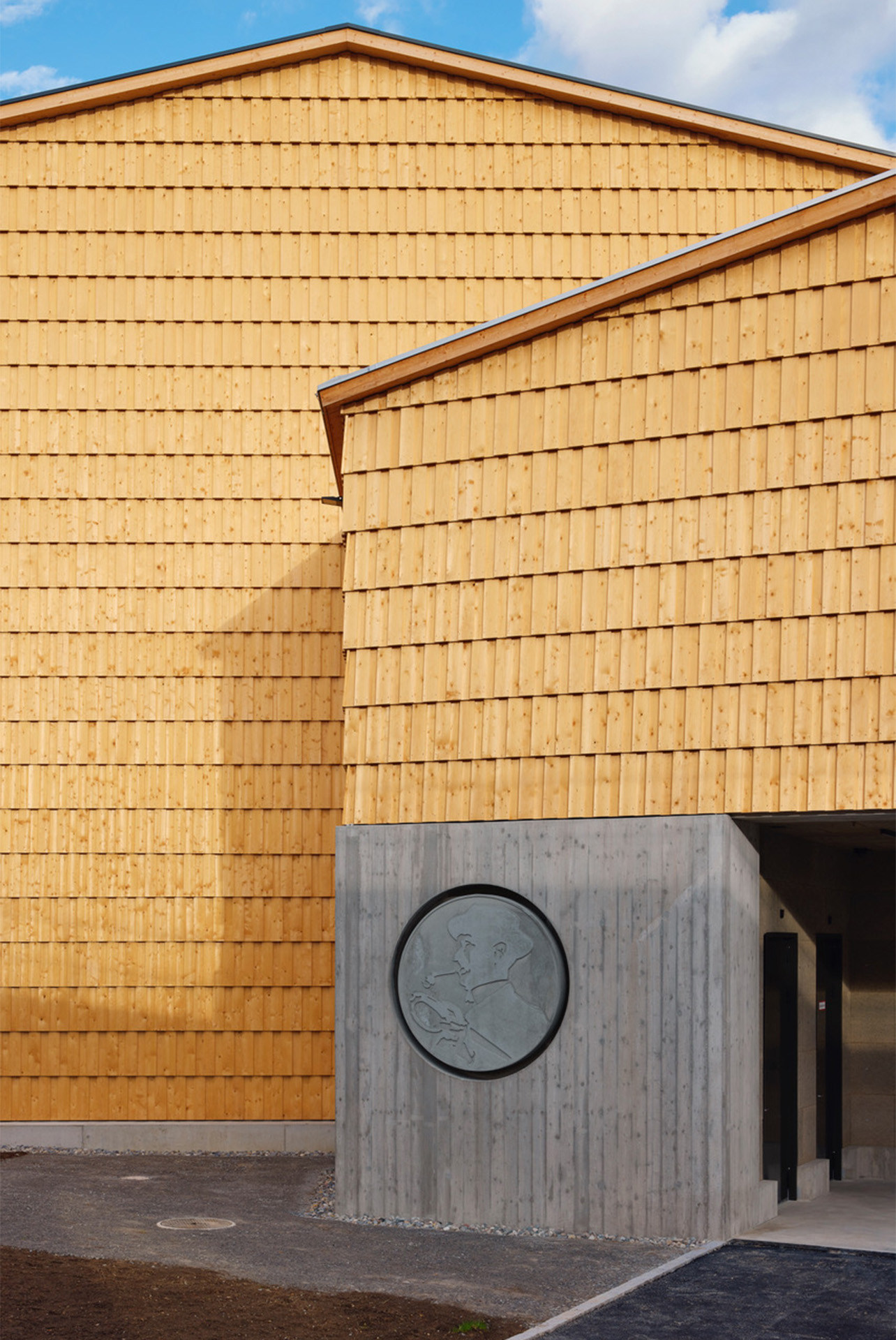 Hinter der Vignette, die das Firmenlogo zeigt, verbirgt sich die Lüftung des Trafo-Raums.