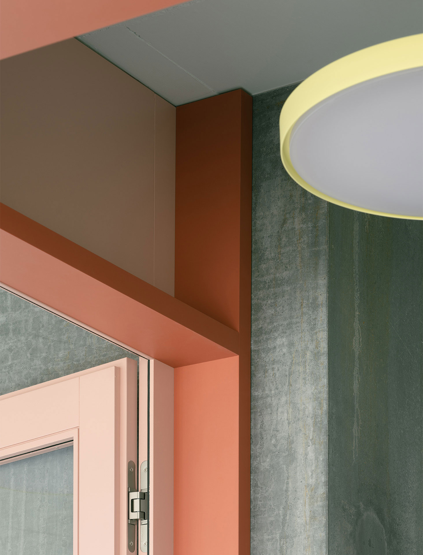 Ein feines Farbkonzept ergänzt den nüchternen Rohbau.