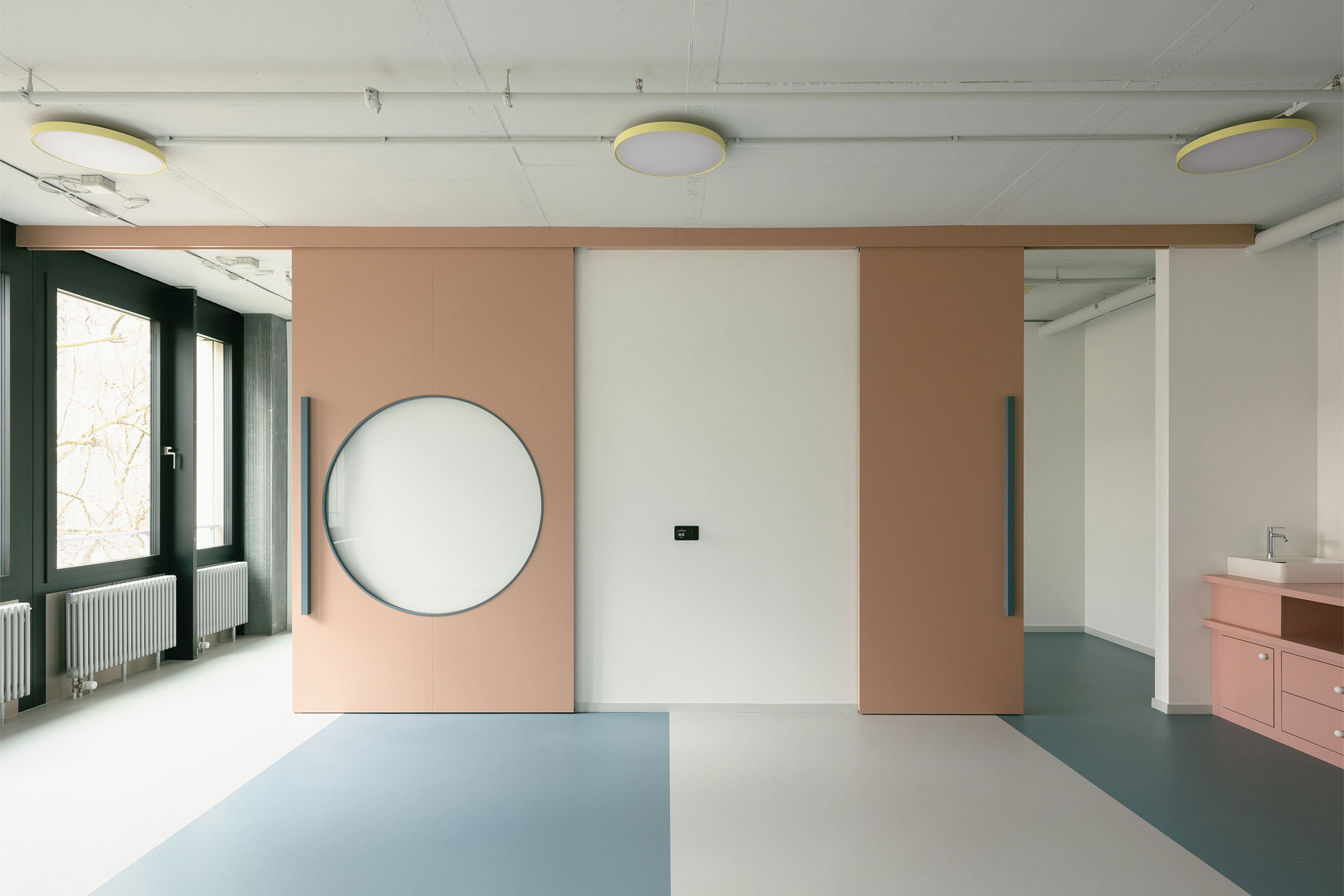 Jeder der Gruppenräume lässt sich mittels Schiebetüren in mehrere Einheiten unterteilen.