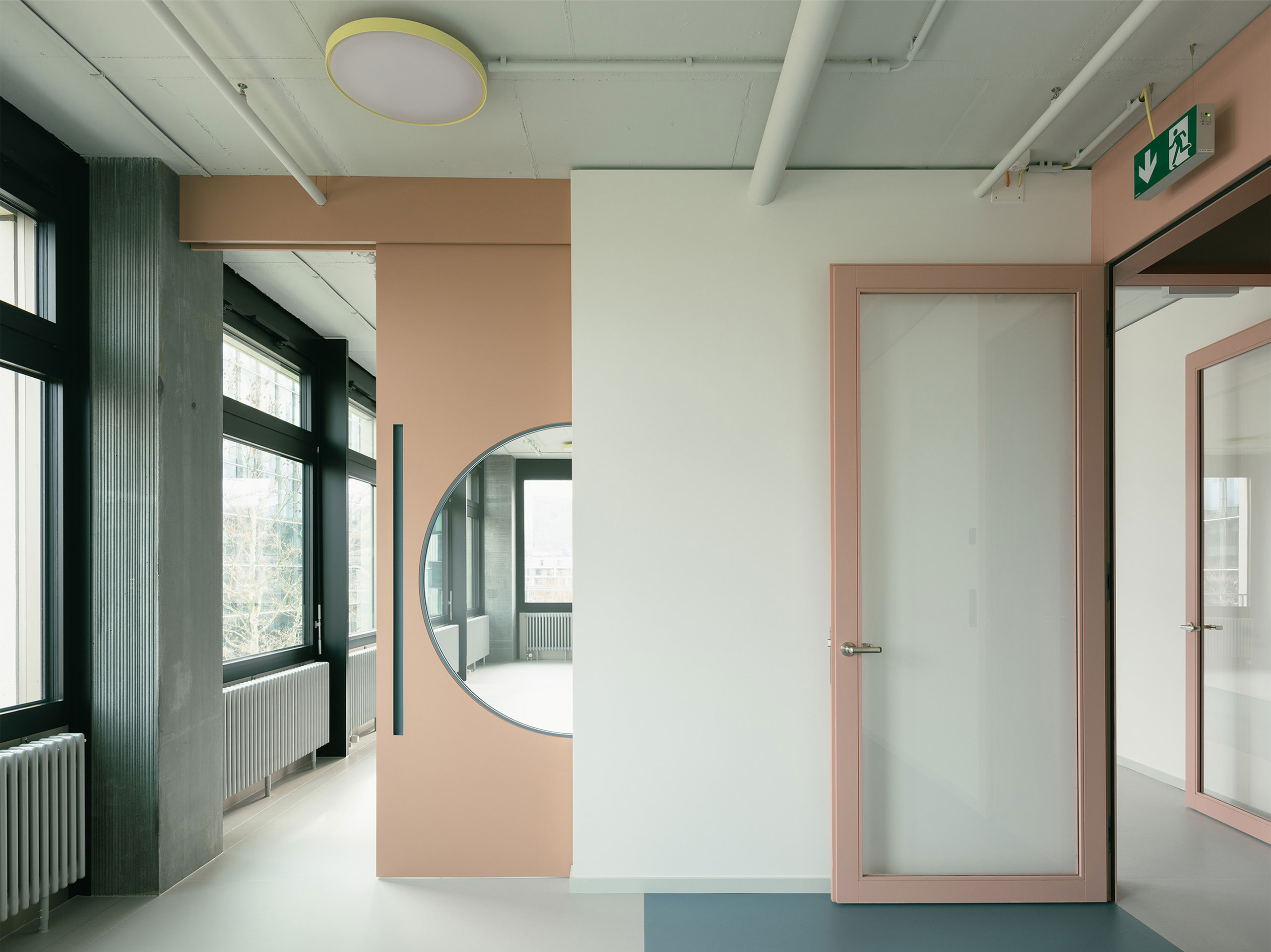 kita-messeturm-oerlikon-tuer-licht