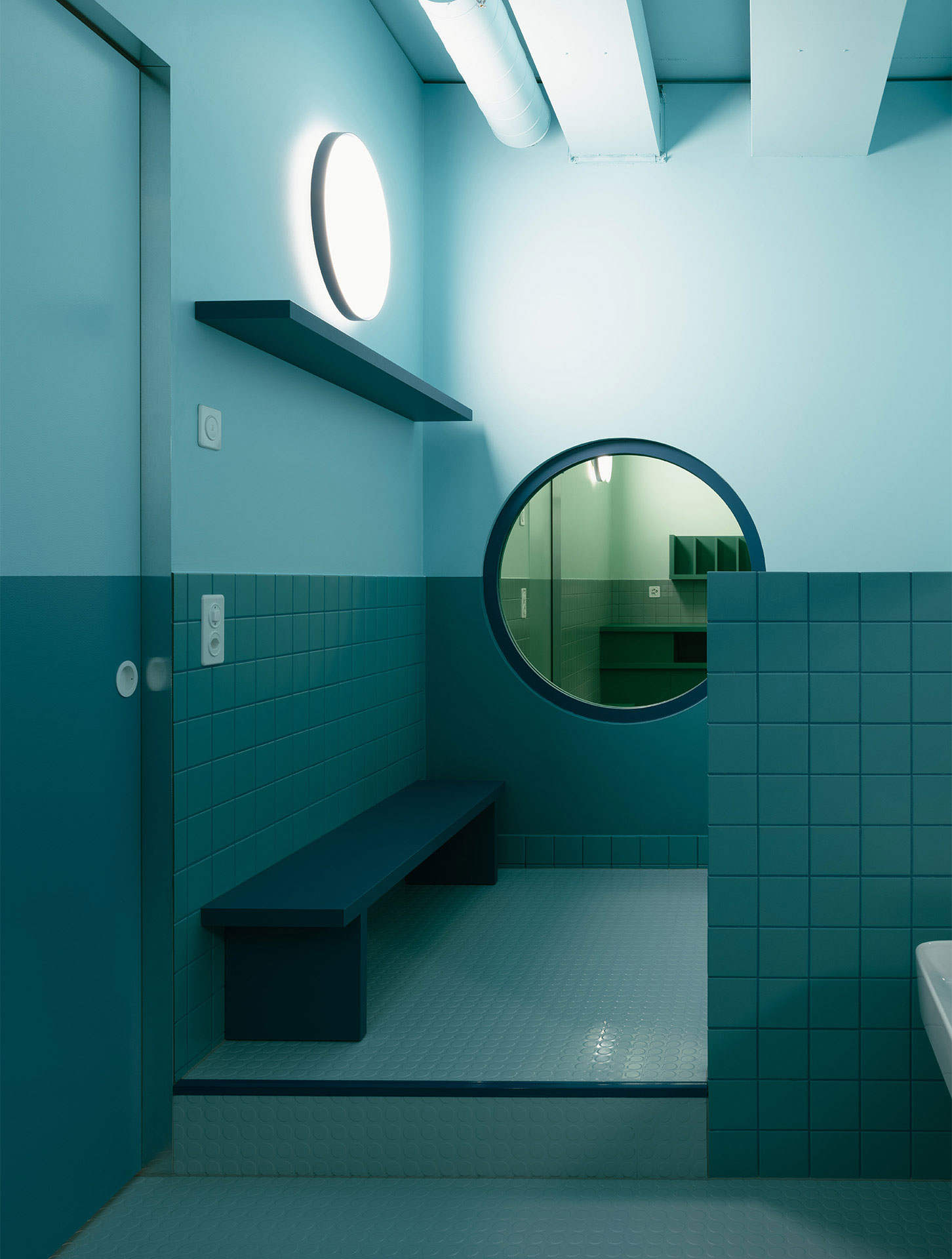 kita-messeturm-wc-blau