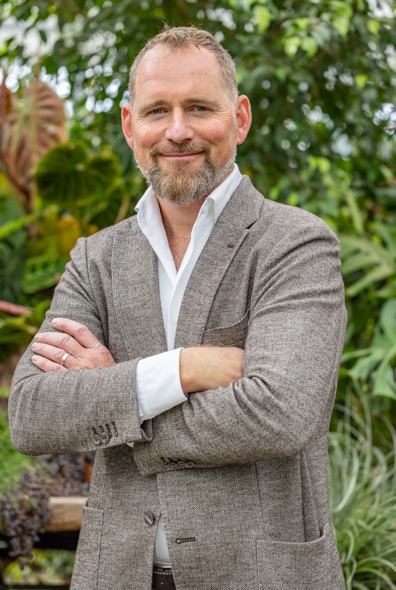 Urs Lüscher, Baumschulist, eidg. dipl. Obergärtner, Betriebsmitinhaber, führt mit seinem Bruder die Lüscher Gartenbau-Baumschulen in dritter Generation. Der Betrieb mit Dienstleistung (Neuanlagen, Umänderungen, Unterhalt) und 25 ha Produktion hat rund 75 Angestellte.