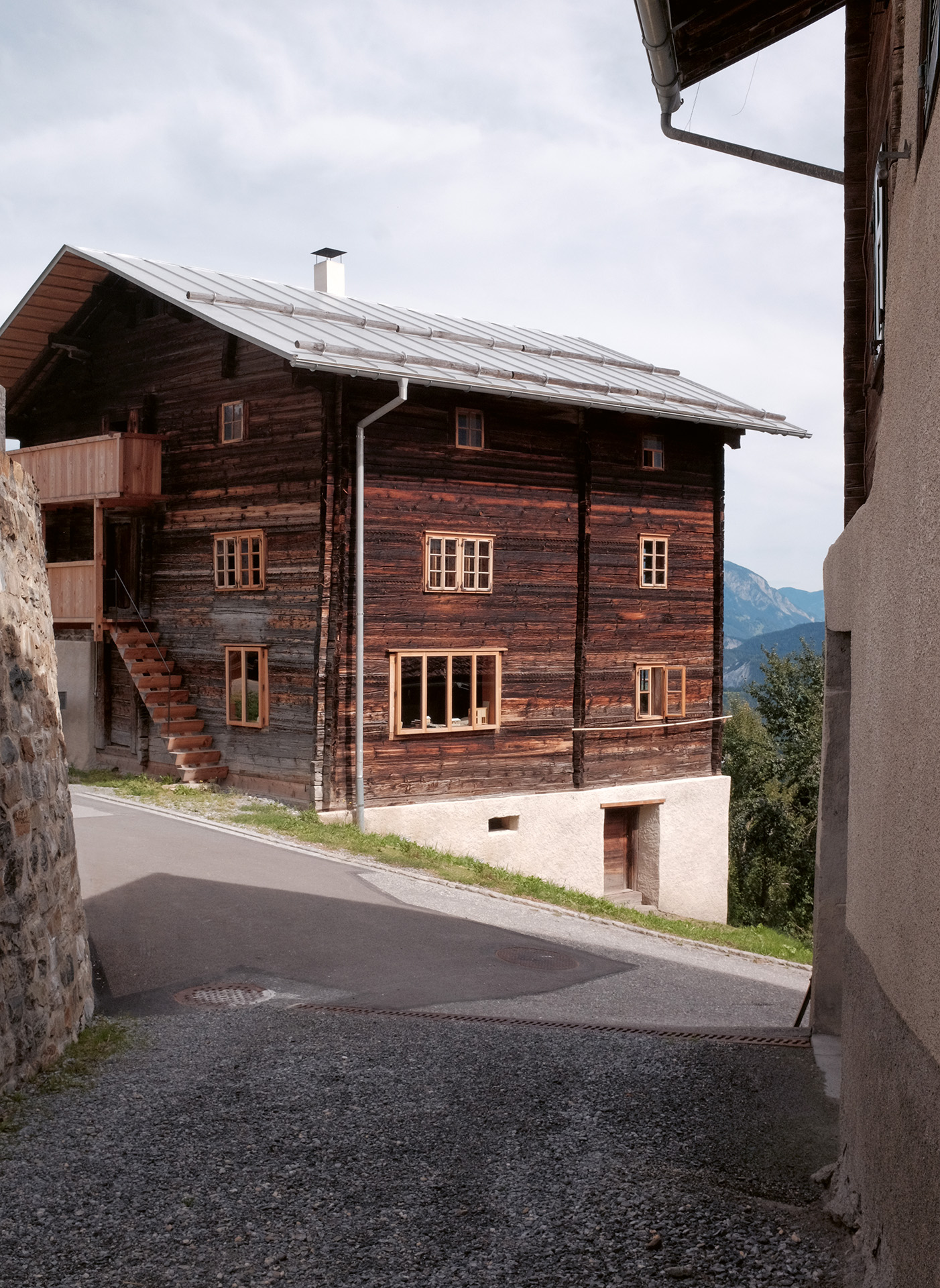 Die historischen Einglasfenster wurden mit Vorfenstern ergänzt. Als Bauteilmine dafür diente ein 2023 abge­brochenes Haus im Ort.