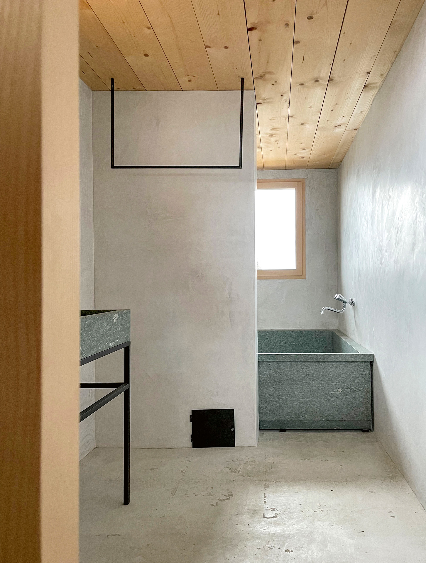 Im Inneren sind die Wände der Bäder mit einer Kalkglätte überzogen. Das Lavabo und die Badewanne bestehen aus Andeerer Granit.