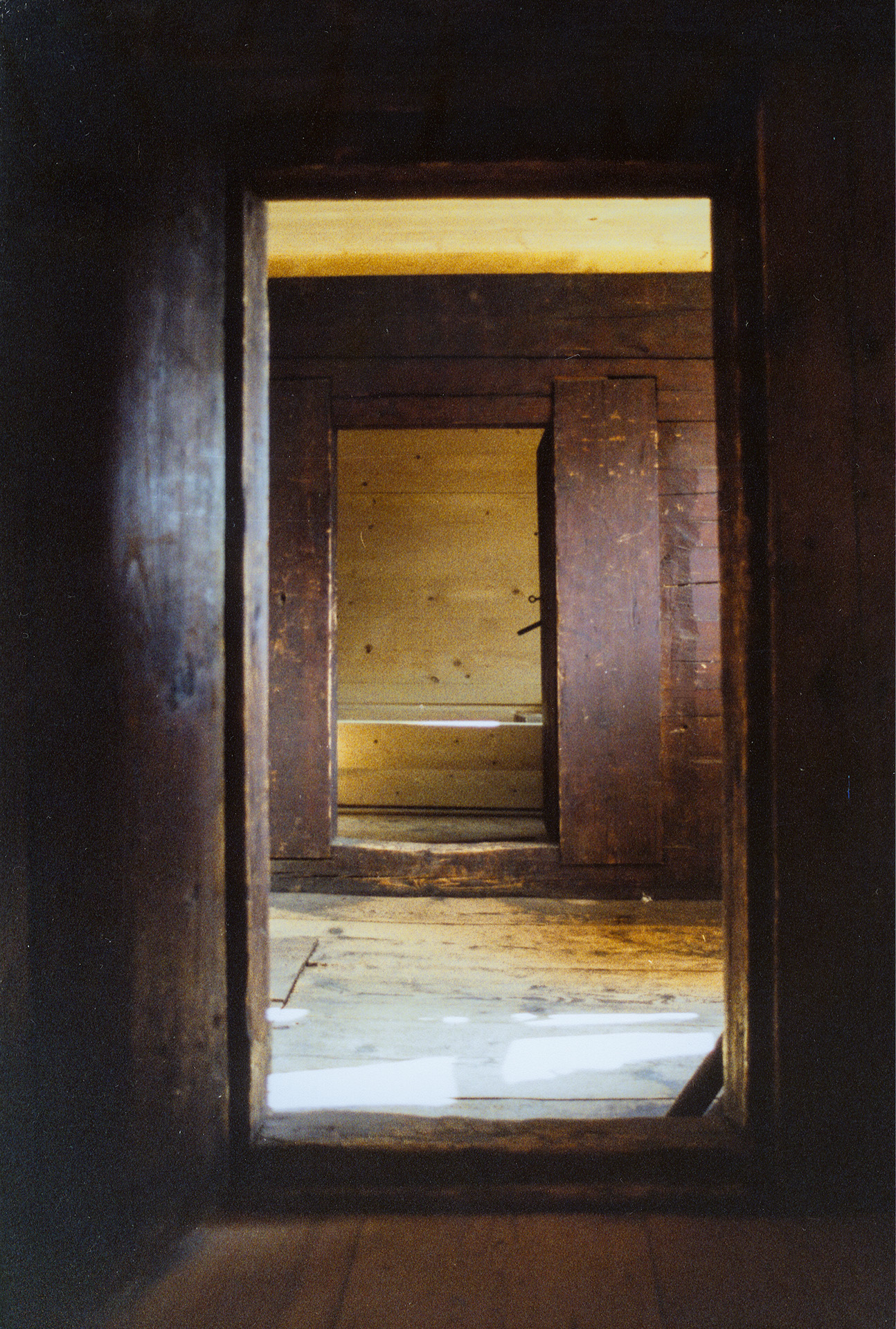 lick von der «combra dils sperts», der Geisterkammer, über den Mittelgang in die «combra dil carn», die Fleischkammer.