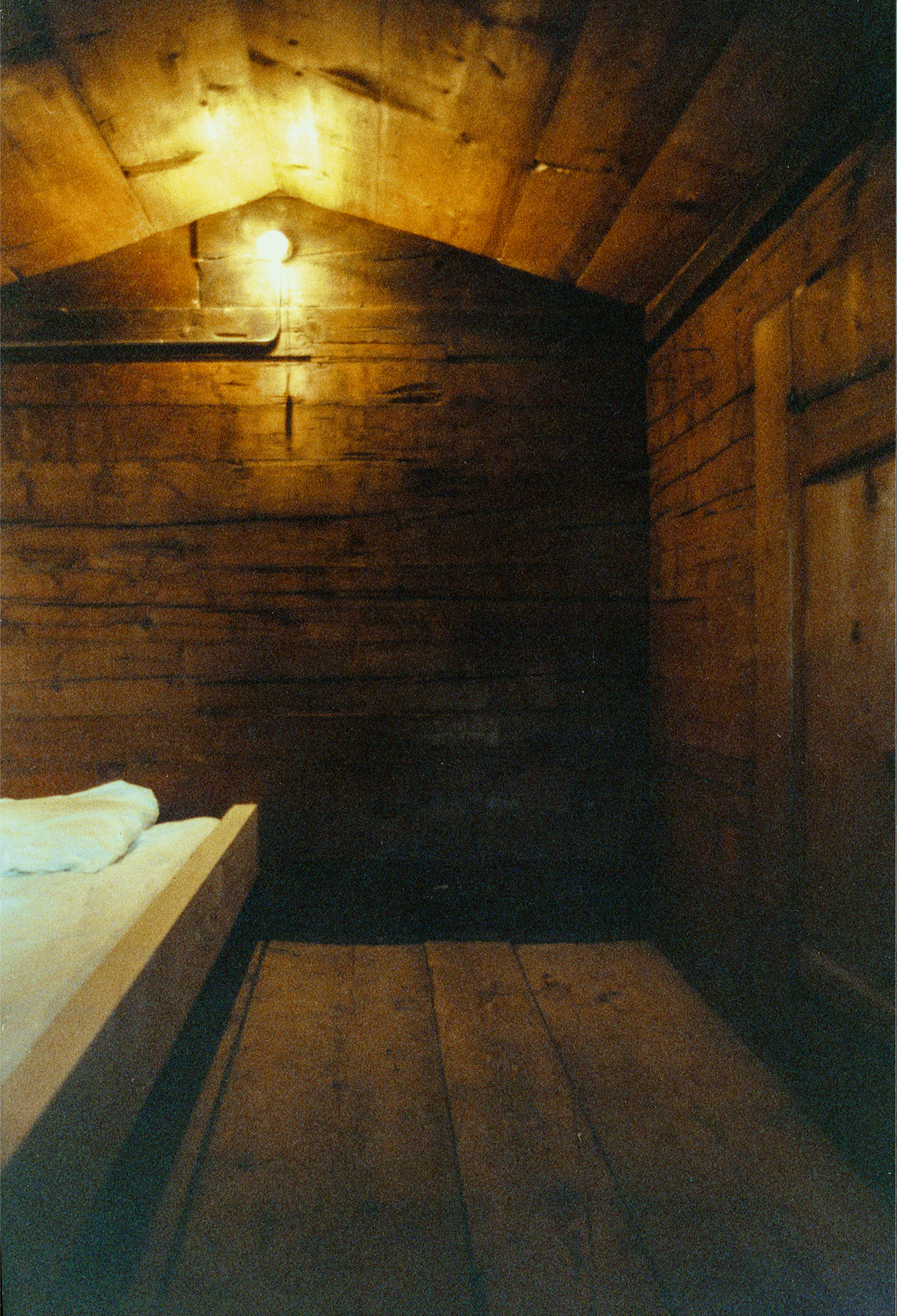 Jede Schlafkammer im Dachgeschoss hat eine Giebeldecke.