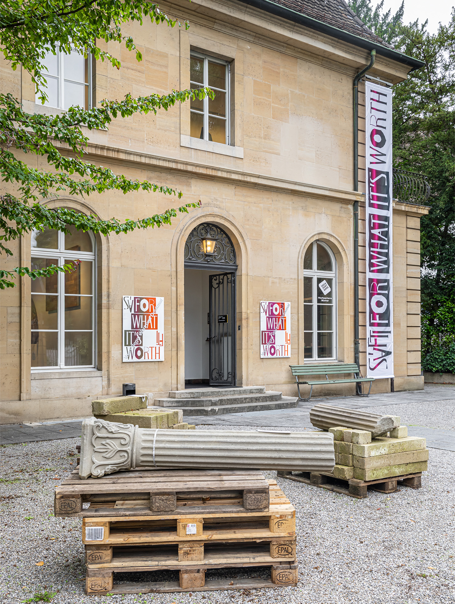 Vor dem Eingang empfangen die ersten Exponate die Besuchenden.