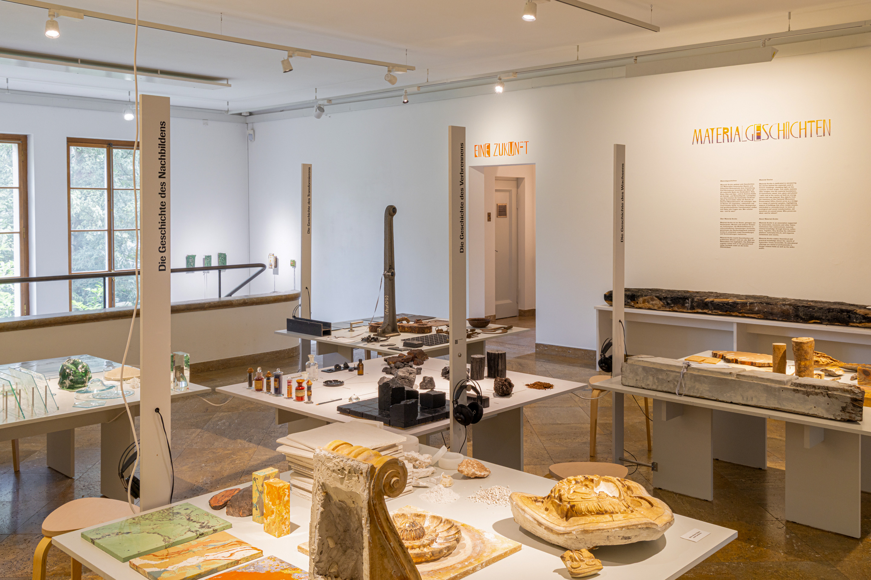 Eine Installation erzählt die Geschichte von fünf Materialkomplexen: Glas, Kohle, Eisen, Gips und Holz.