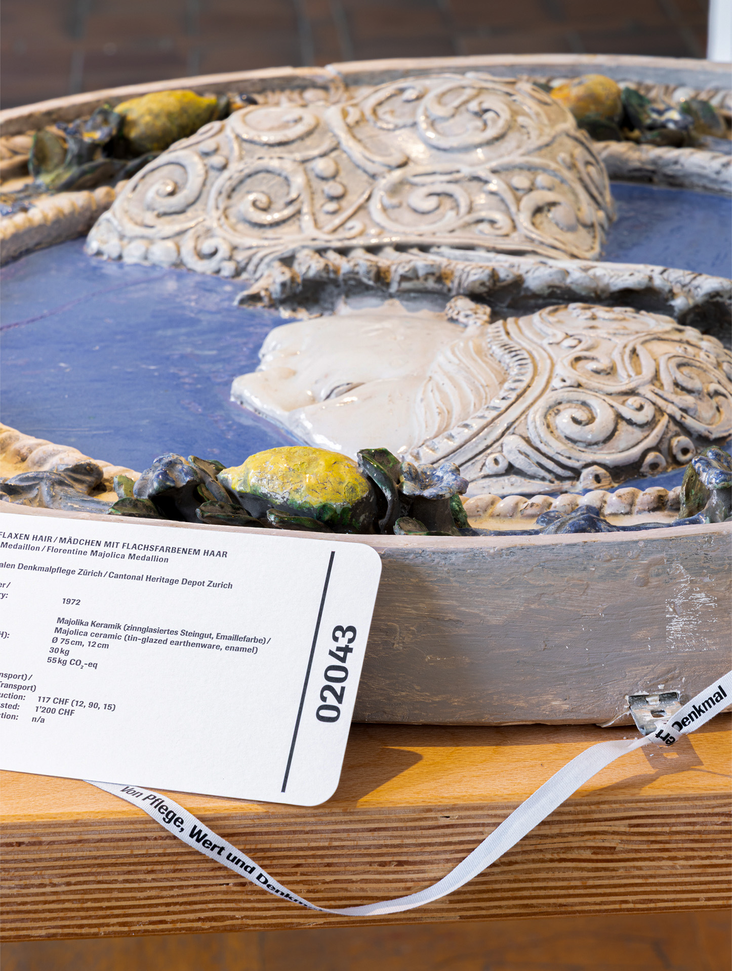 Werte im Wandel: Das angehängte Etikett gibt Auskunft über Detail der Exponate.