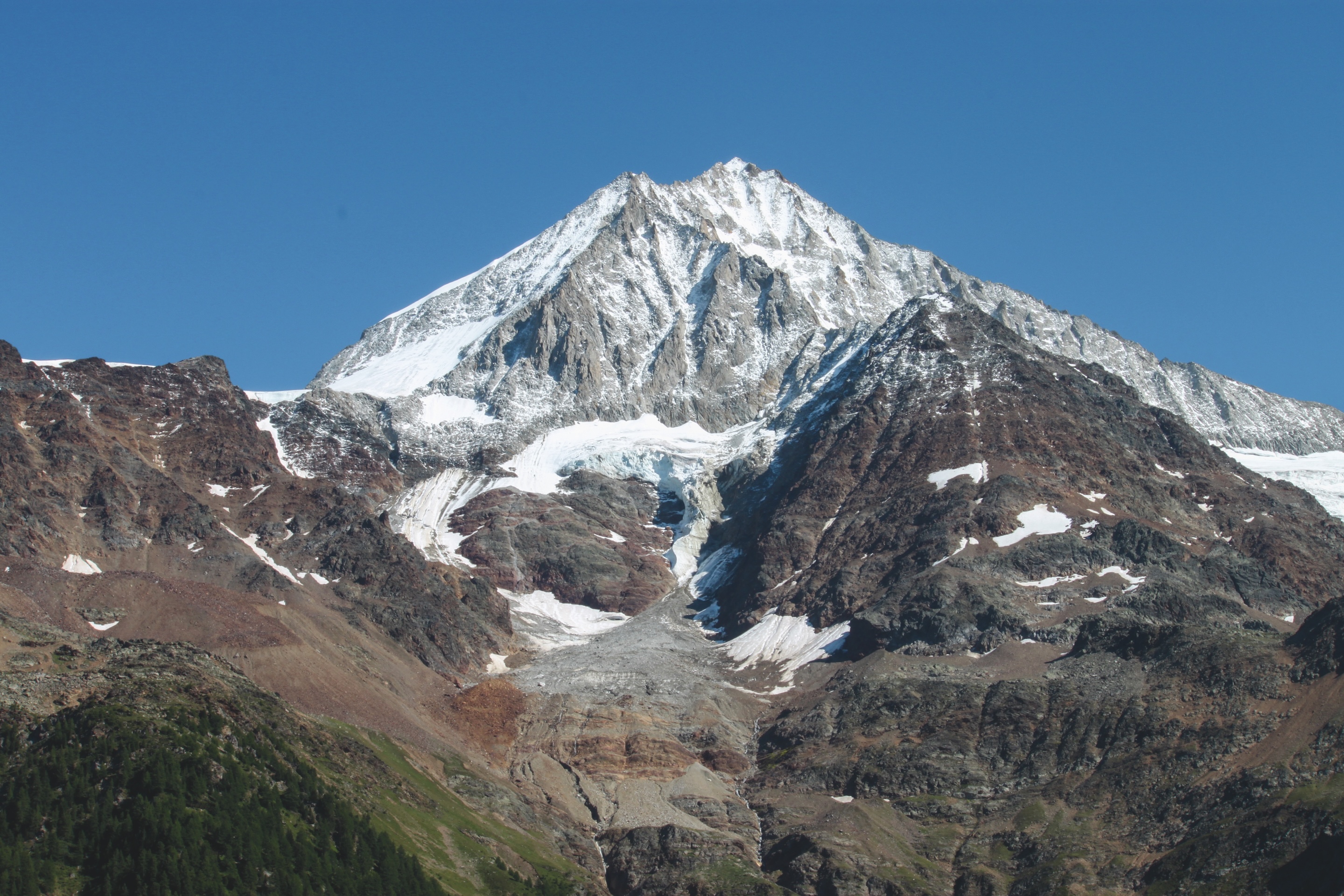 Le Birchgletscher en août 2010. Les parties supérieure et inférieure sont encore reliées. On distingue déjà des éboulis sur sa partie inférieure, ainsi que le contact entre les roches granitiques claires du  Bietschhorn et les amphibolites plus sombres du Kleines Nesthorn.