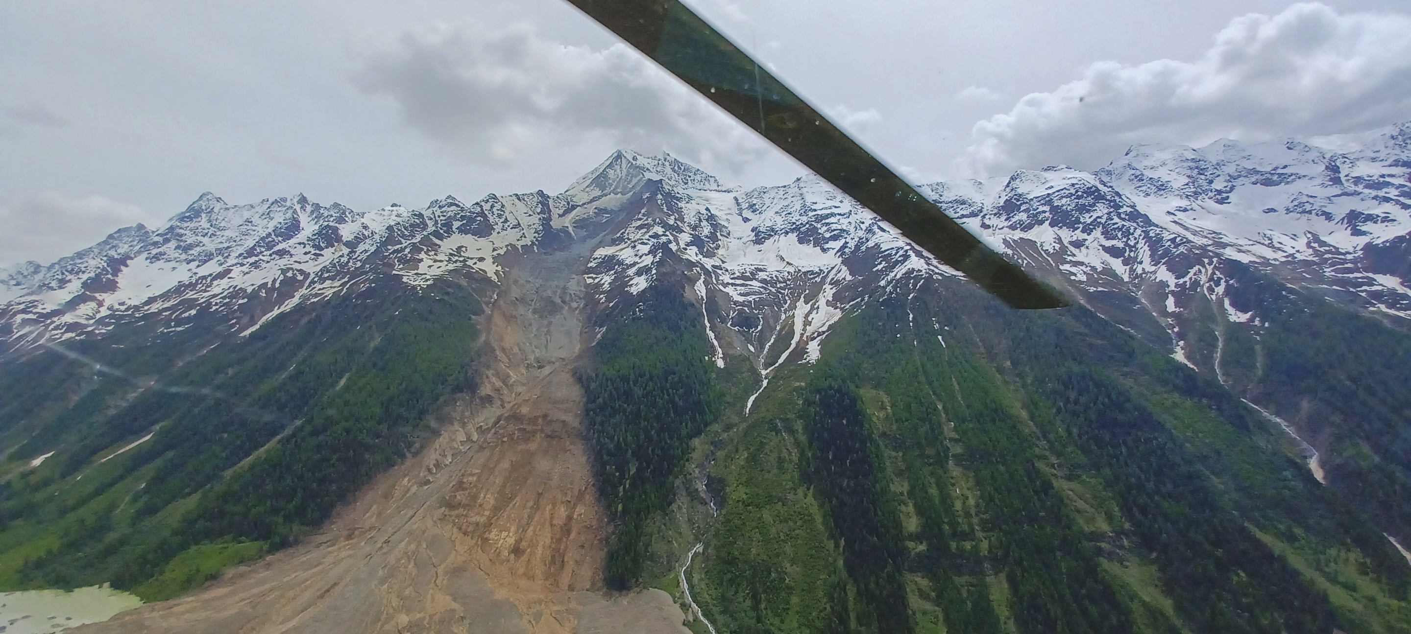 La trace de l’avalanche de glace et de roche du Kleines Nesthorn, photo prise le 01.06.2025