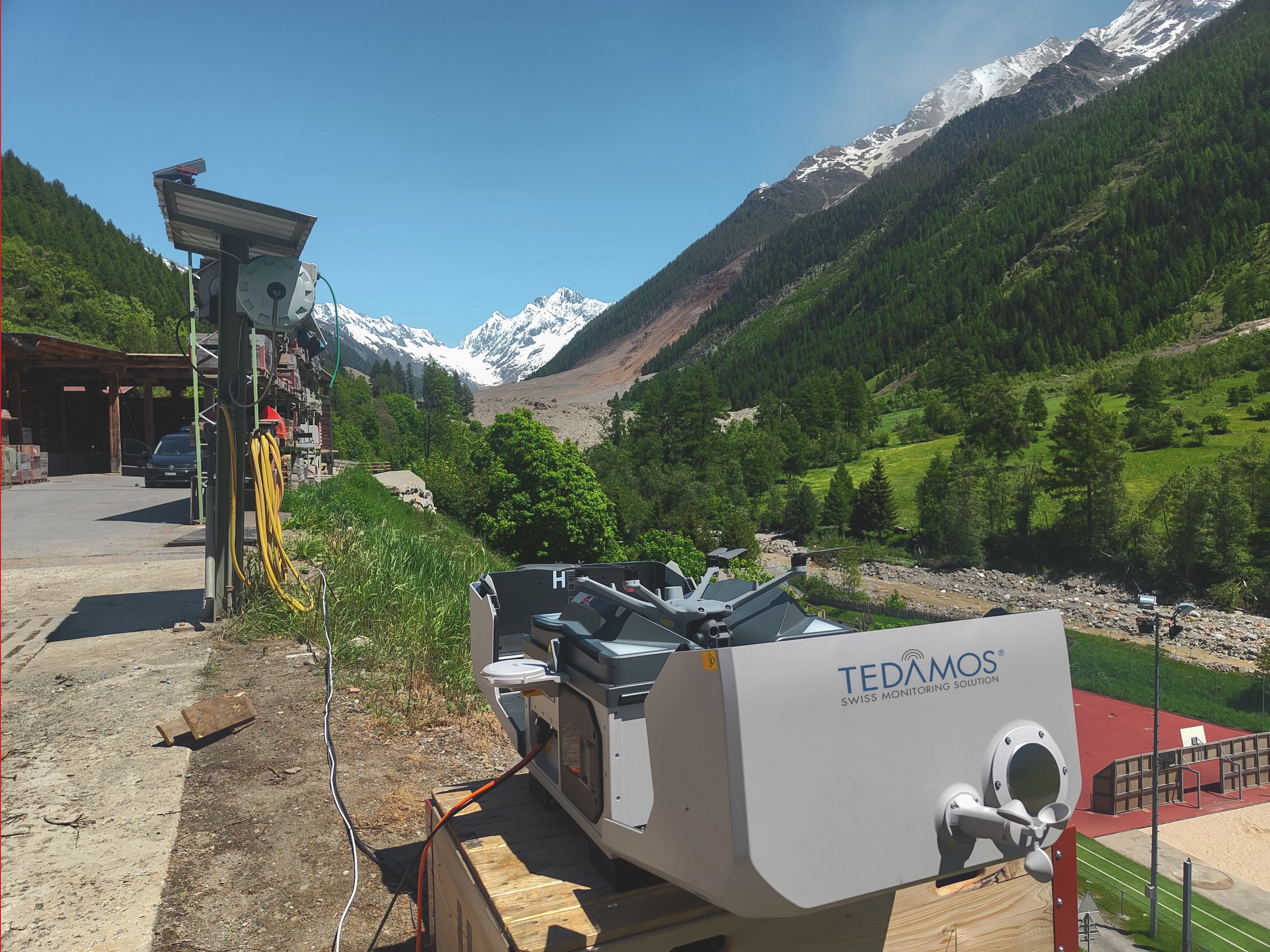 Installé dans son caisson, le drone est prêt à décoller pour un vol automatisé.