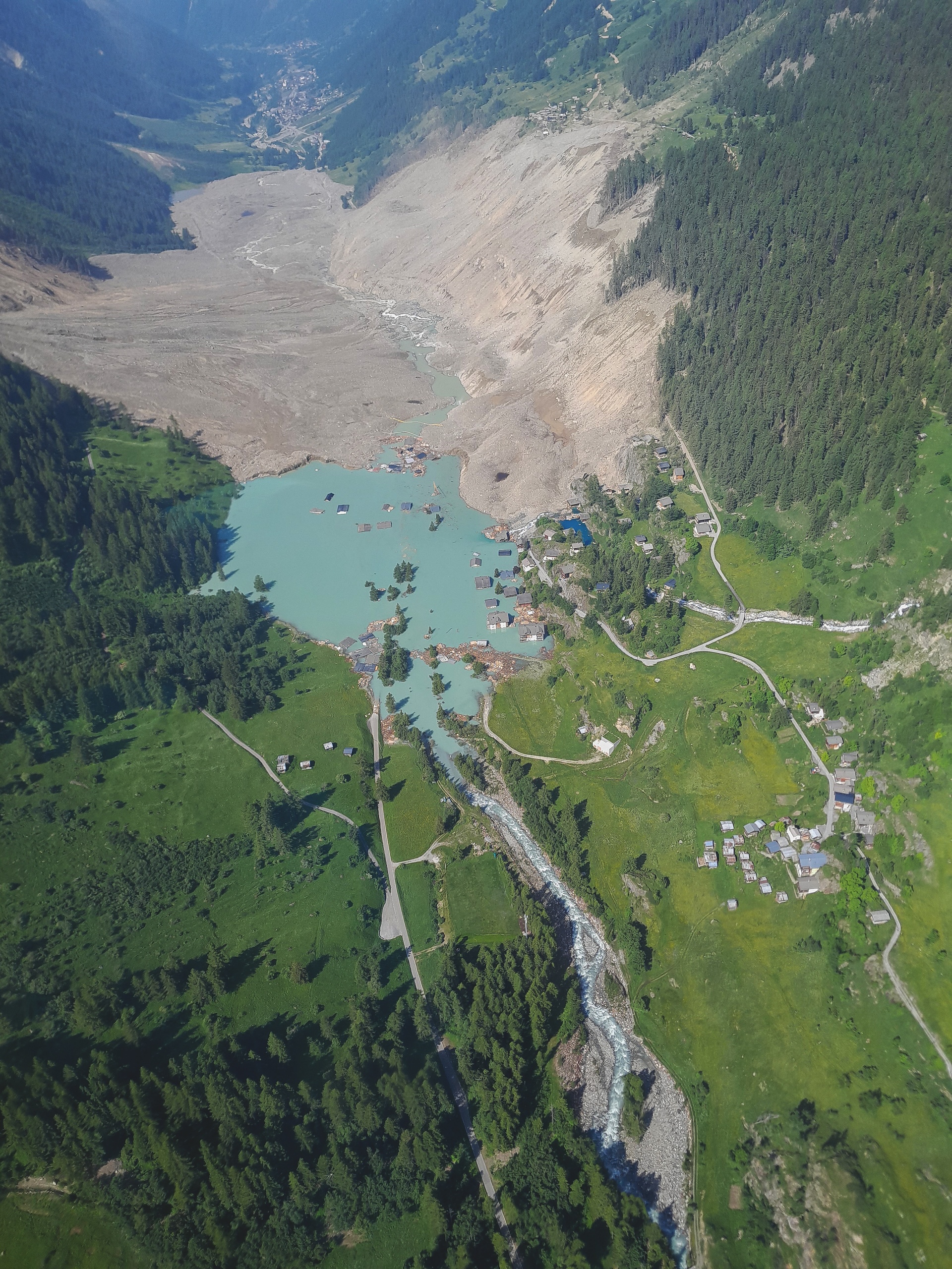 Survol du village de Blatten, 10.06.2025