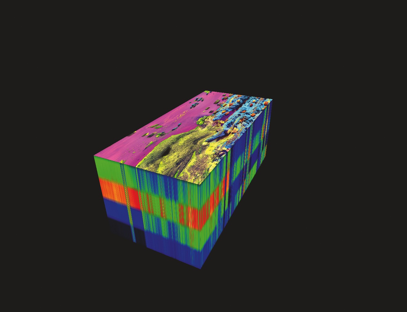 Image en fausses couleurs créée à partir des trois premières composantes principales, capturant 98% de la variance des données hyperspectrales. Le cube ci-dessus montre les 12 longueurs d’onde (470-750 nm) les plus influentes dans chaque composante. La face supérieure montre une partie du village de Blatten (le rose représentant les eaux liées à l’inondation, le jaune le dépôt du glissement de terrain, l’orange les maisons et le bleu la végétation).