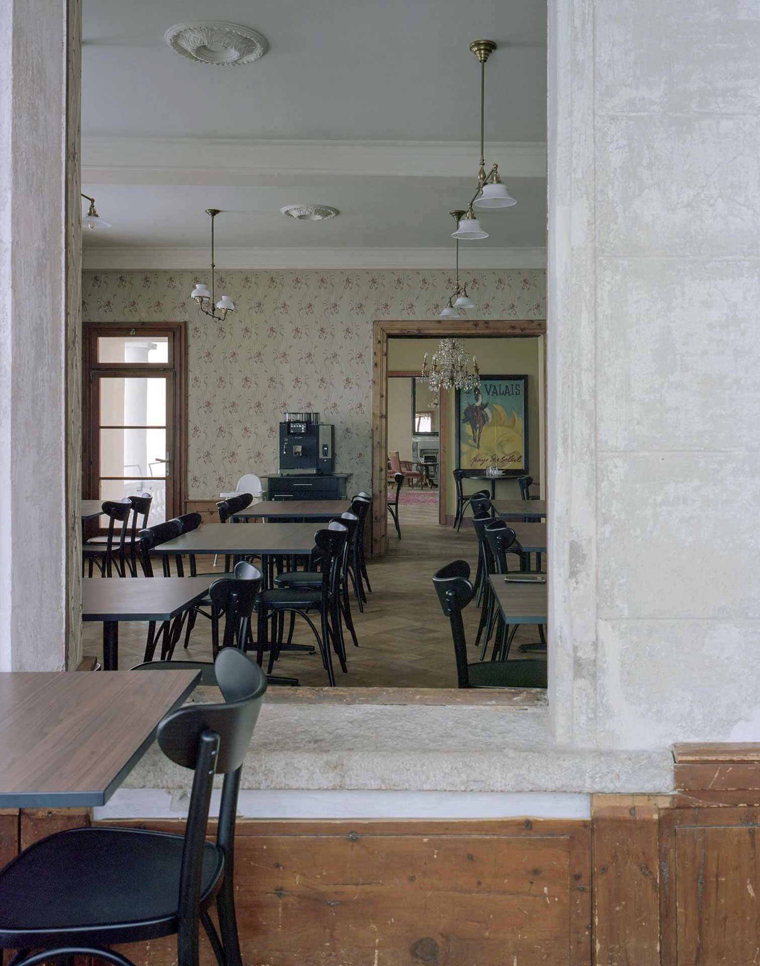 Geschichten von damals erzählt der Innenraum des Hostels Grand Hôtel du Cervin, Saint-Luc VS. Architektur: GayMenzel, Monthey.