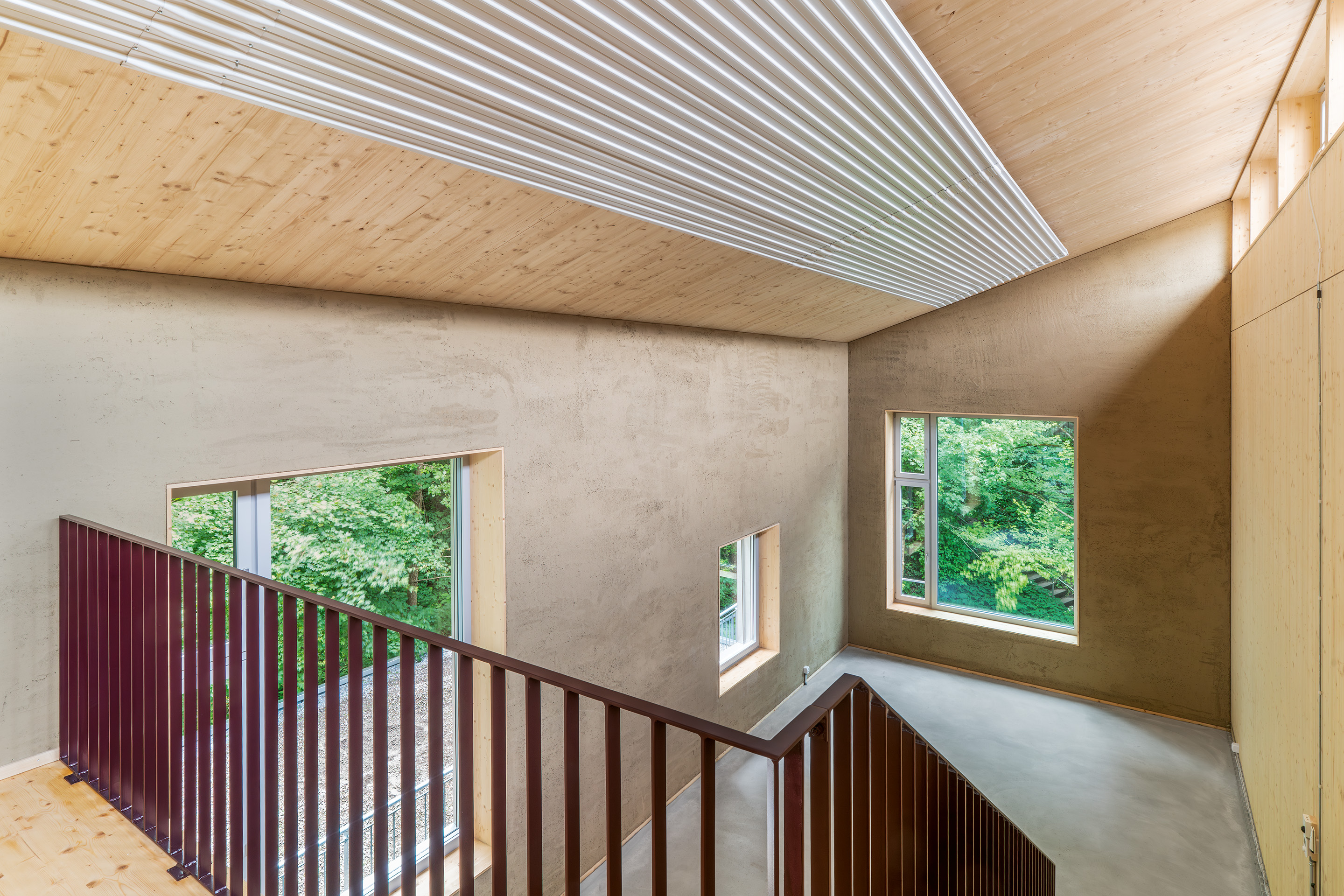 Ertüchtigung in den unteren Etagen, Aufstockung in Holz mit Lehmputz und wiederverwendeten Bauteilen in den oberen Etagen.