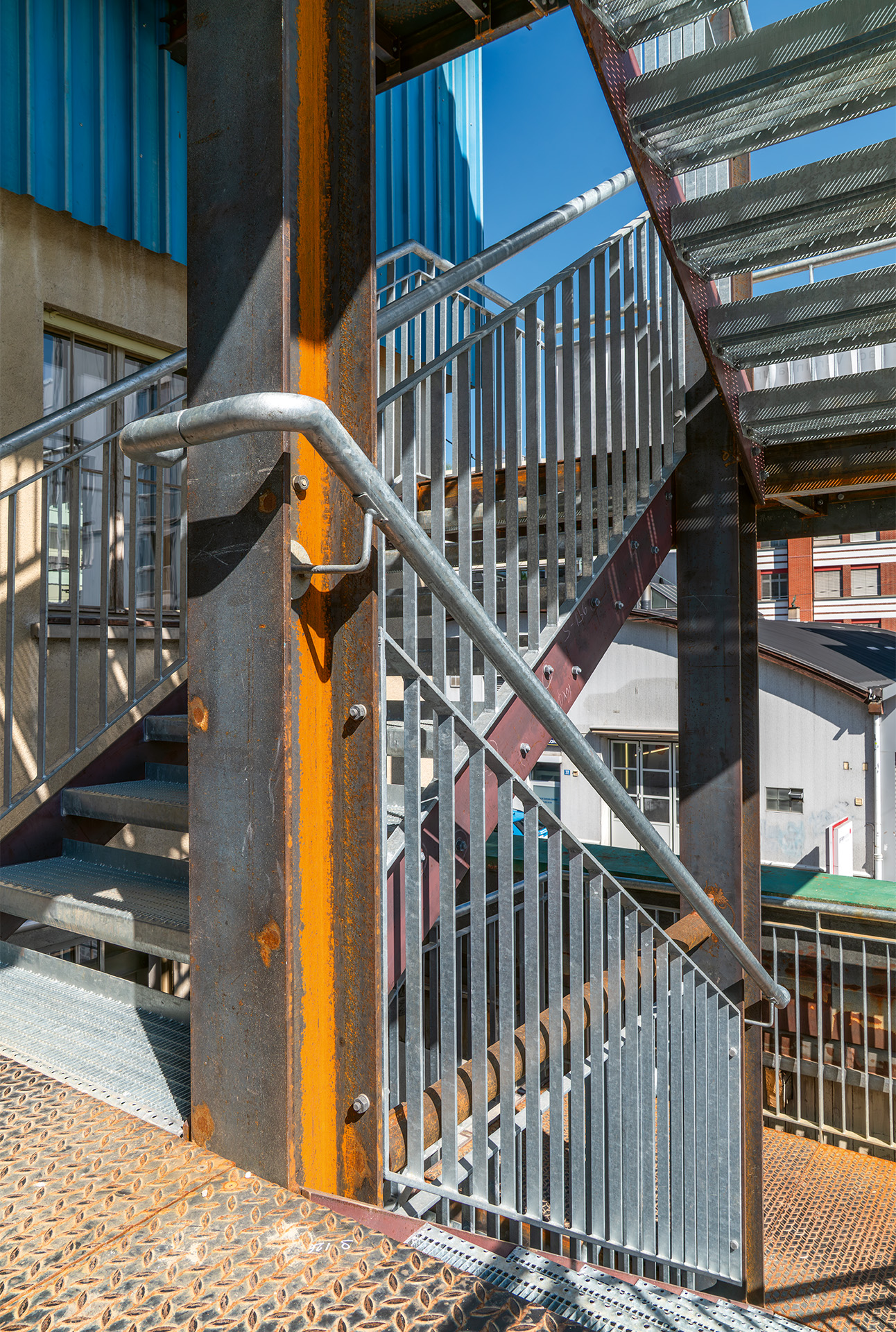 Die grosse Aussentreppe ist wiederverwendet und zeigt die Spuren ihrer früheren Nutzung.