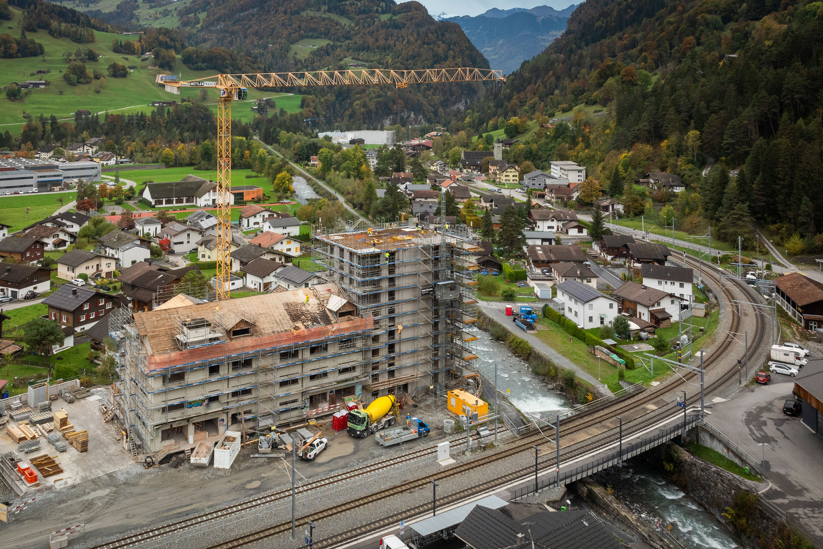 Das bestehende Mühlengebäude (links) wurde umgebaut und erweitert. Der Mühlenturm (rechts) abgebrochen. Der Neubau besteht weitgehend aus dem aus Abbruchmaterial hergestellten Recyclingbeton.