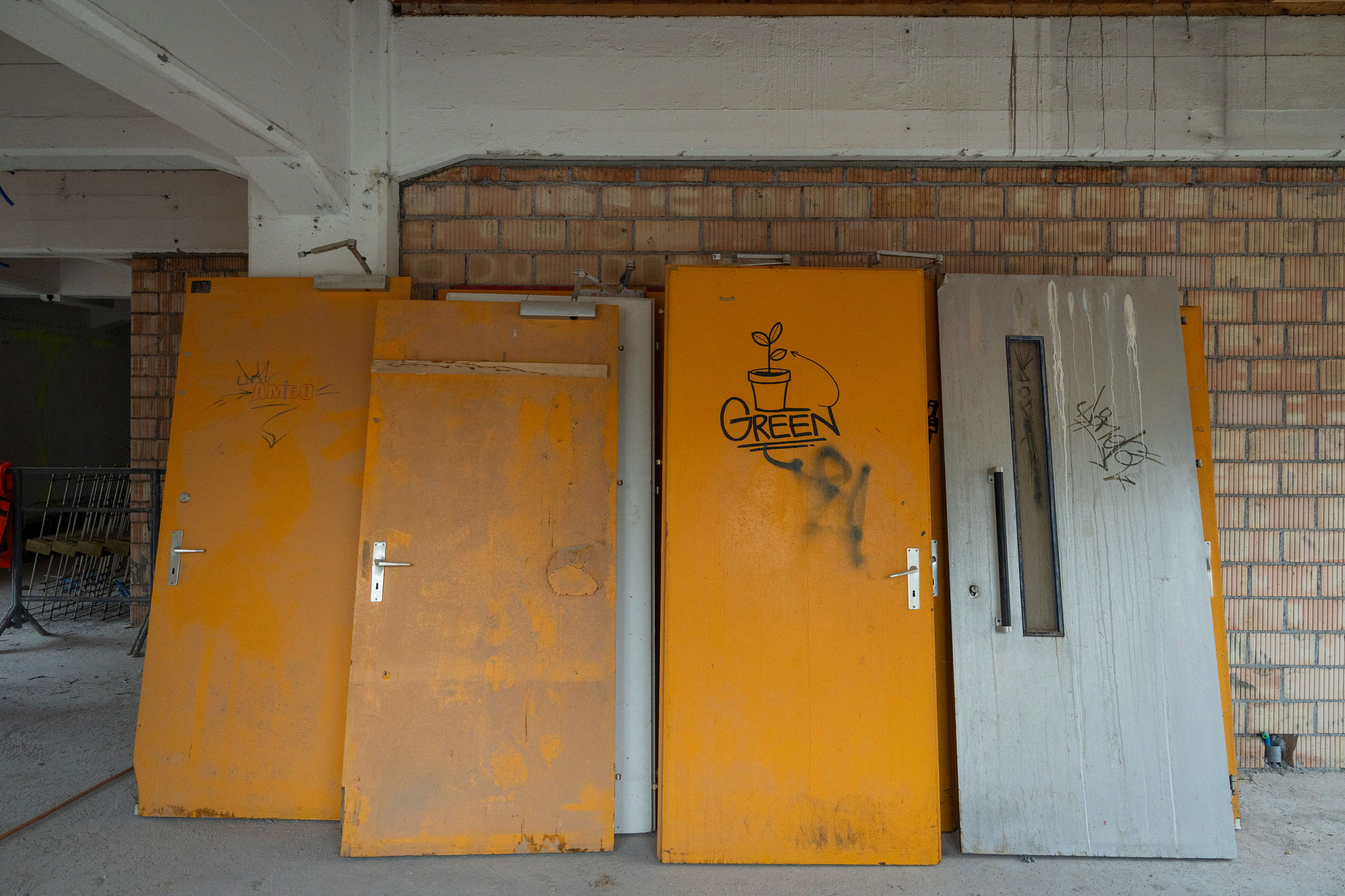 Die Wiederverwendung von Baumaterial ist der rote Faden des Projekts. Selbst diese im Neubau nicht mehr verwendbaren Türen wurden während der Bauzeit als Baustellentüren genutzt.