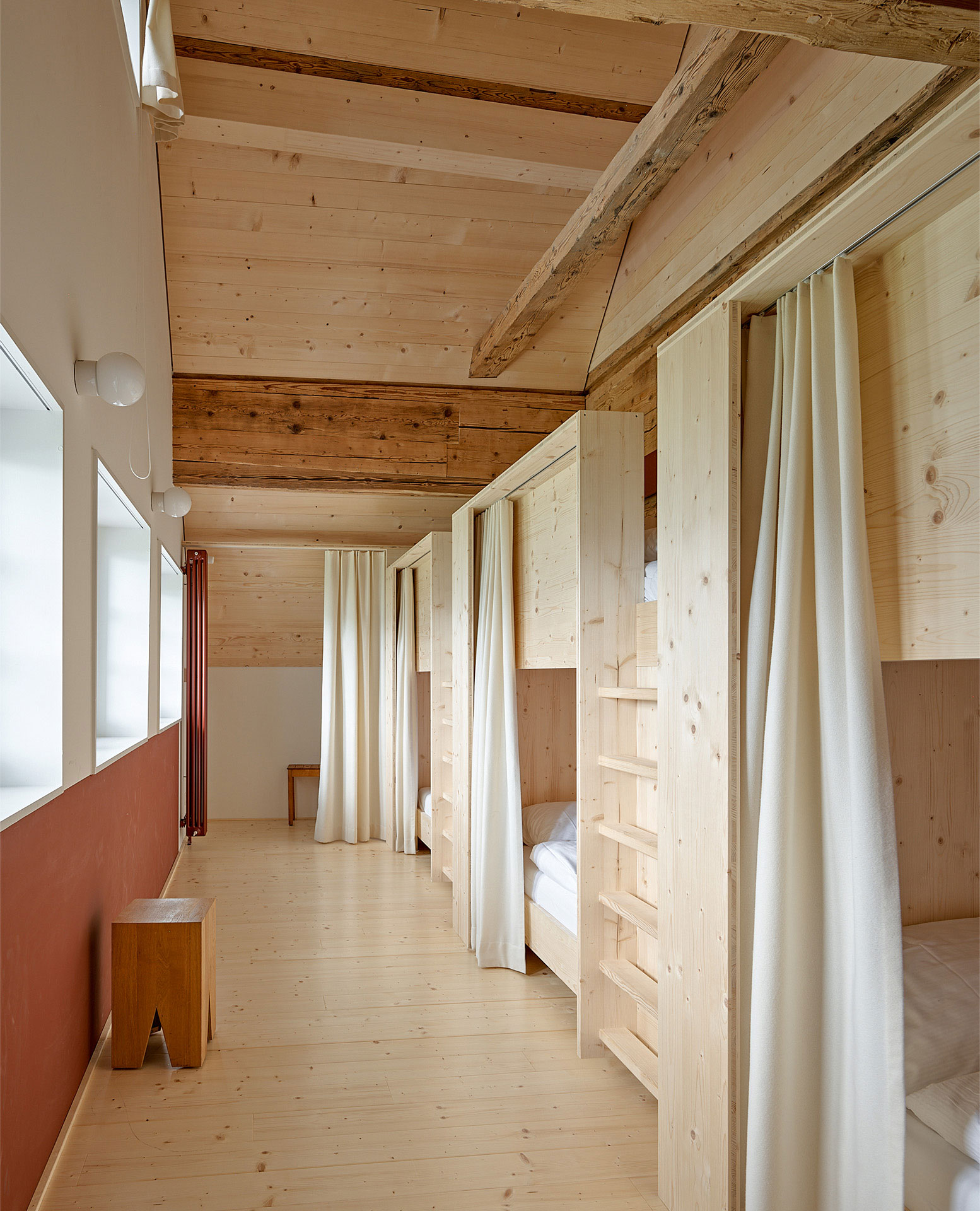 Im neuen Anbau sind die Schlafzimmer untergebracht. Bis zu 50 Per­sonen finden in den Nischen und Zimmern mit ein bis sechs Betten Platz.