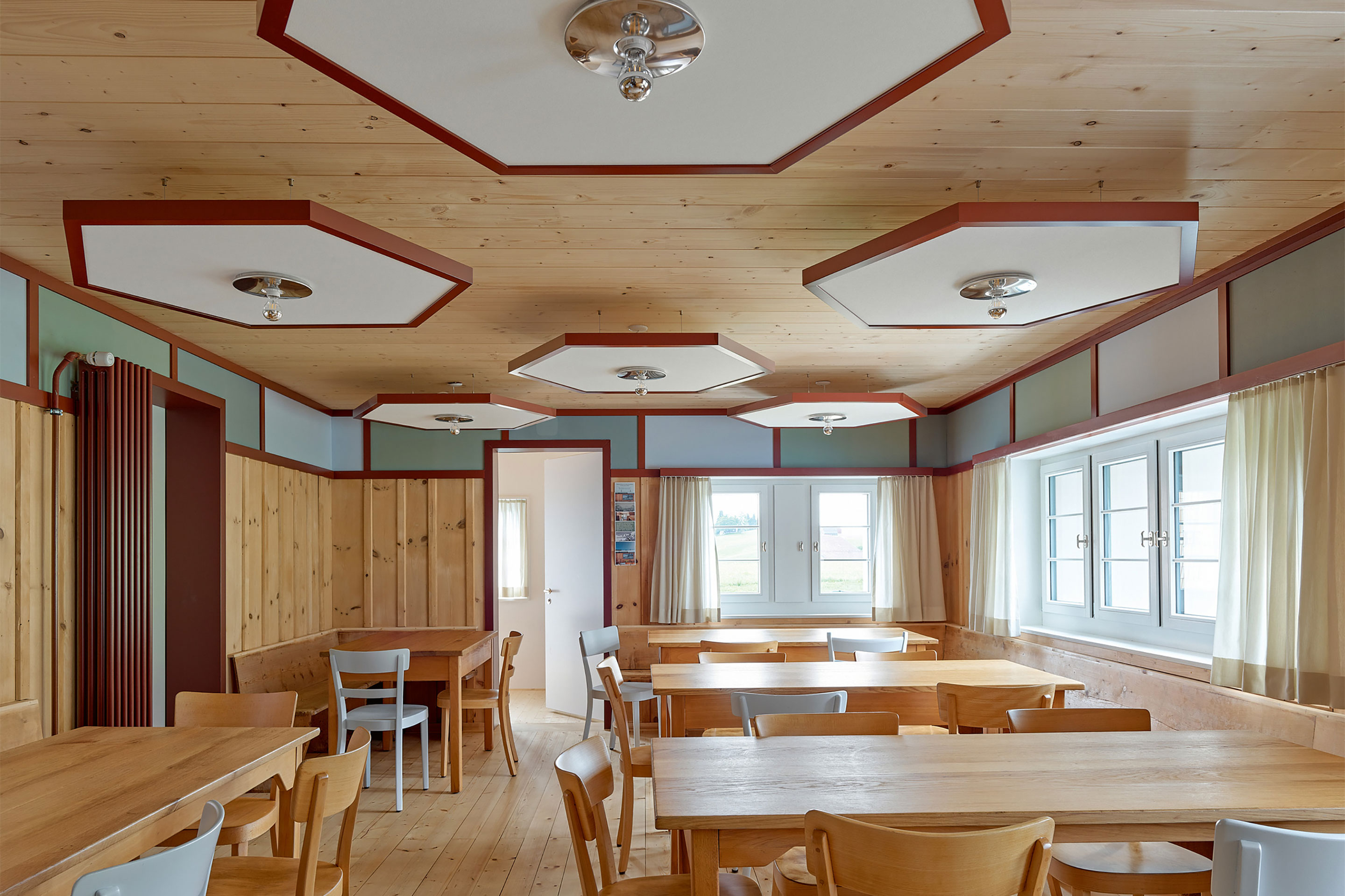 Das Arvenstübli nach dem Umbau mit höherer Decke. Da es stark hallt, wenn bis zu 50 Leute im Raum sitzen, wurden die Lampen zu akustischen Elementen umgestaltet.