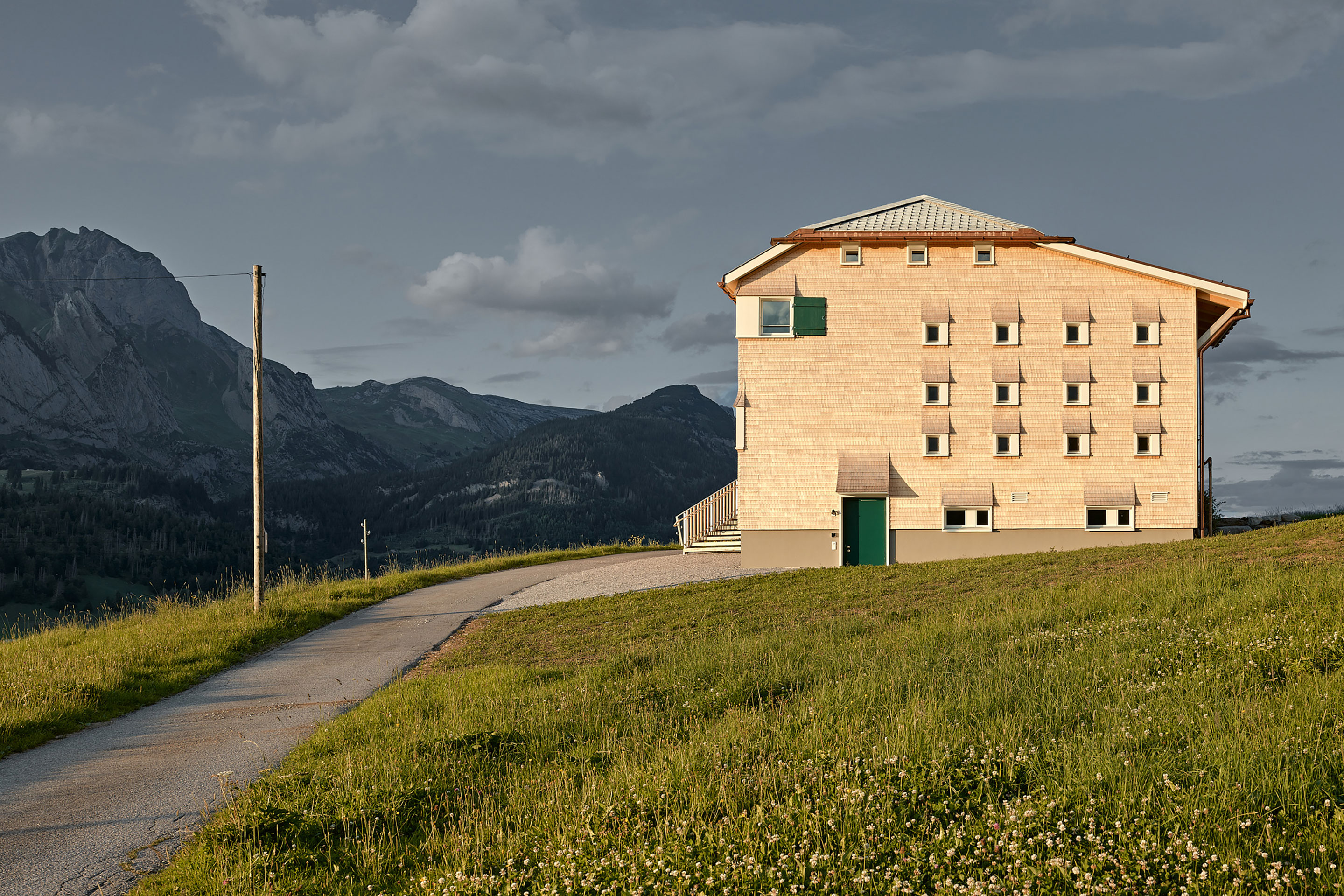 Blick auf den Teilersatz des Jennyhauses im Toggenburg. Ursprünglich ein Bauernhaus, diente das Jennyhaus ab den 1950er-Jahren als Ferienheim. Nach einem weiteren sorgfältigen Umbau steht es Gästen wieder zur Verfügung