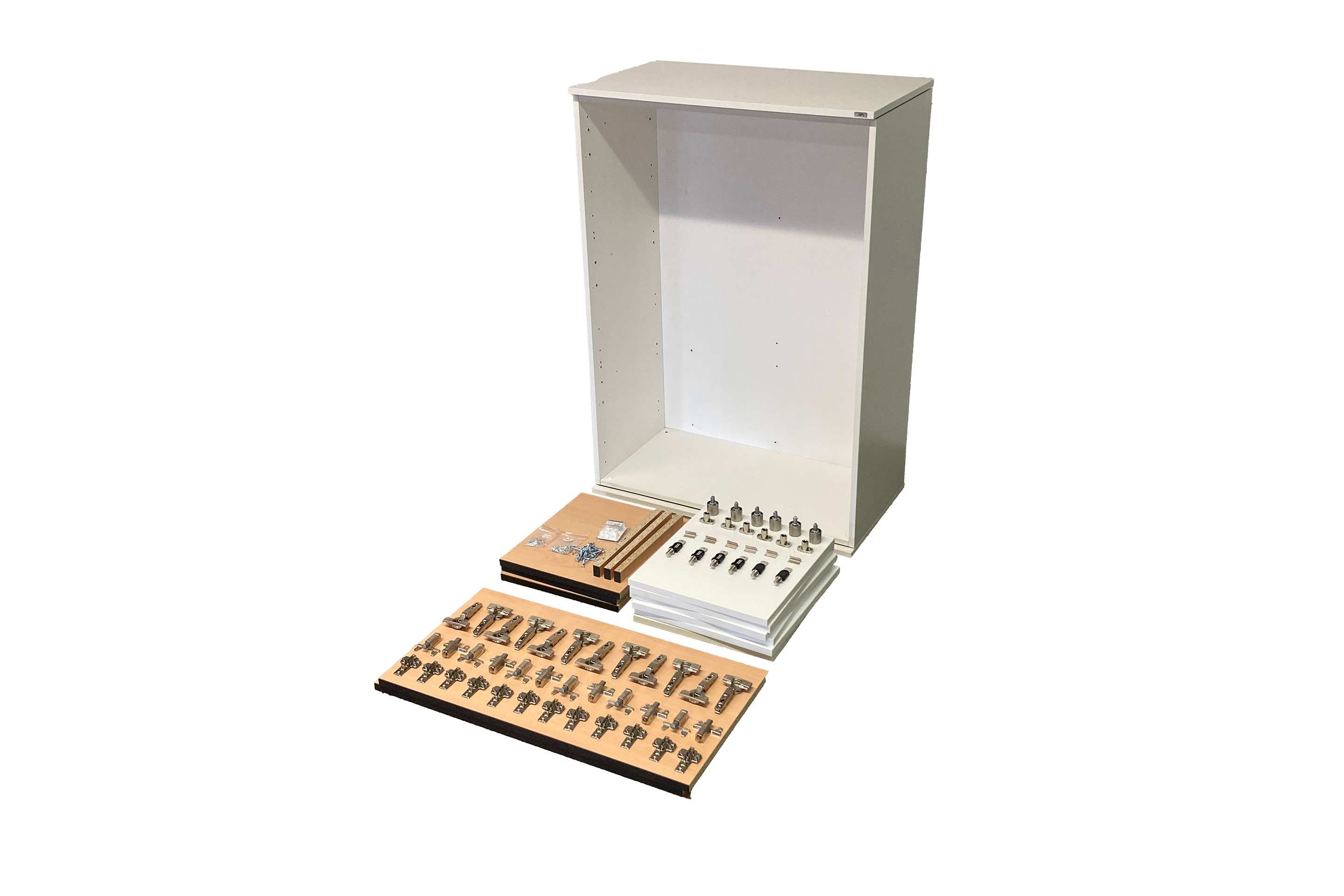 Schrank mit neuen Scharnieren und neualten Platten für den Umbau.