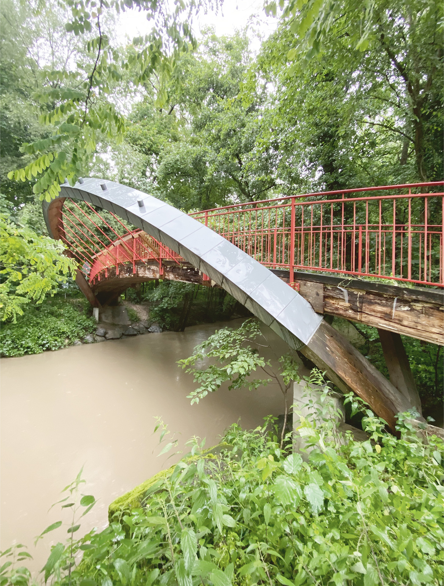 Vue de l’ancienne passerelle en bois sur la Venoge, construite en 2004 et démolie en 2022 après une durée d’exploitation de 18 ans