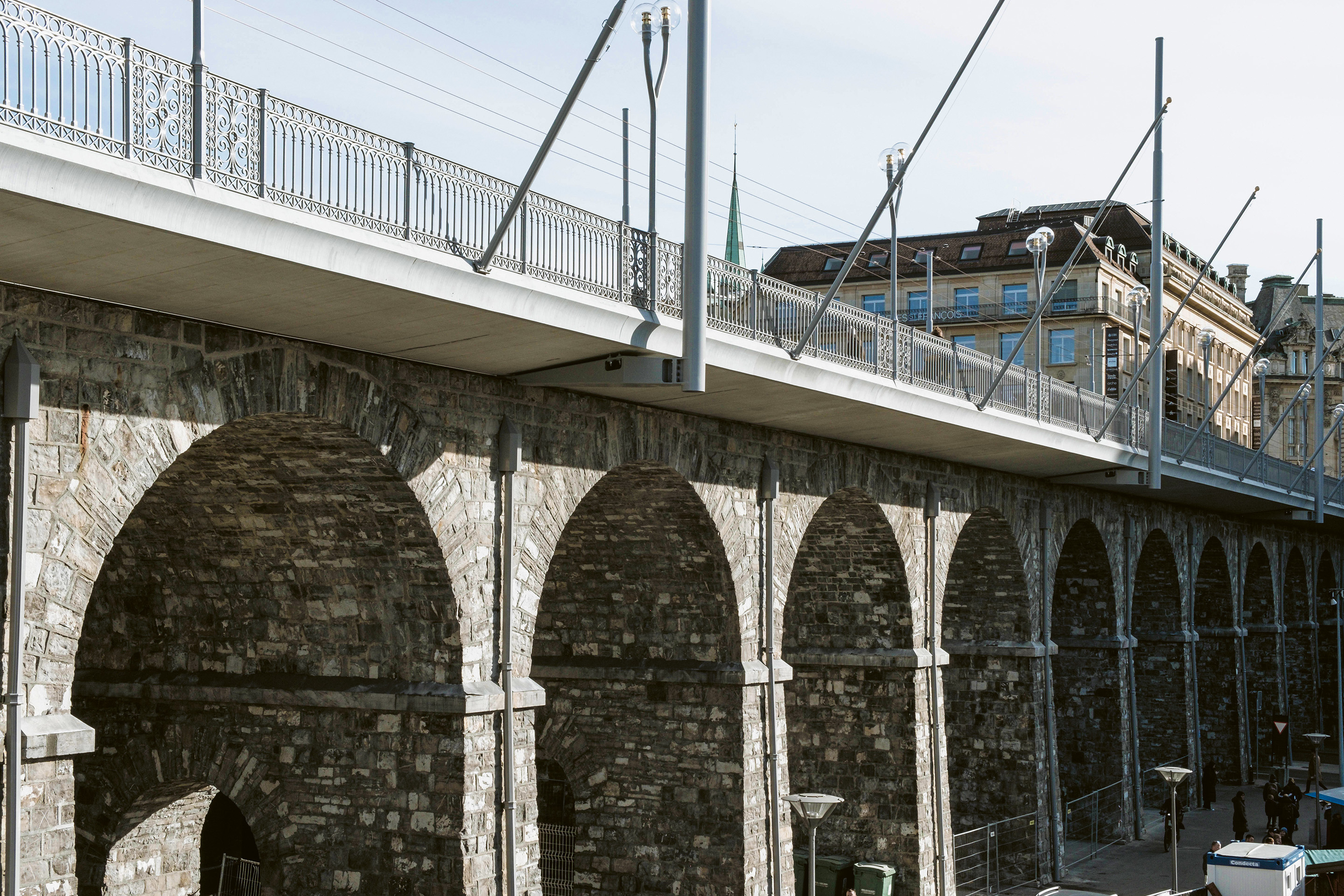 Remise en état du Grand-Pont à Lausanne avec la construction d’une nouvelle dalle en béton précontraint, servant de protection aux maçonneries de 1844, avec une réutilisation des garde-corps de 1891.